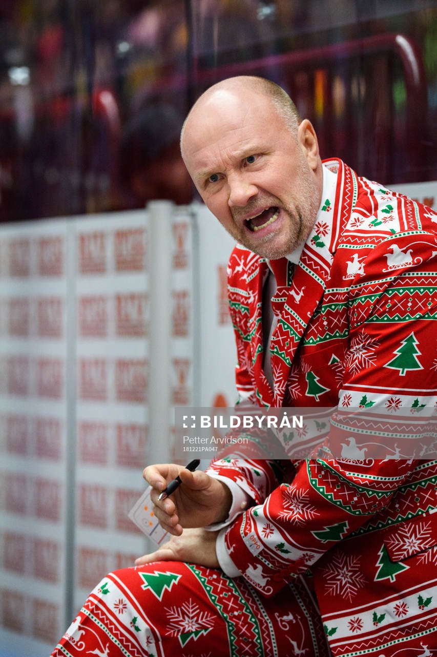 Malmö Redhawks tränare Peter Andersson i tomtekostymer
