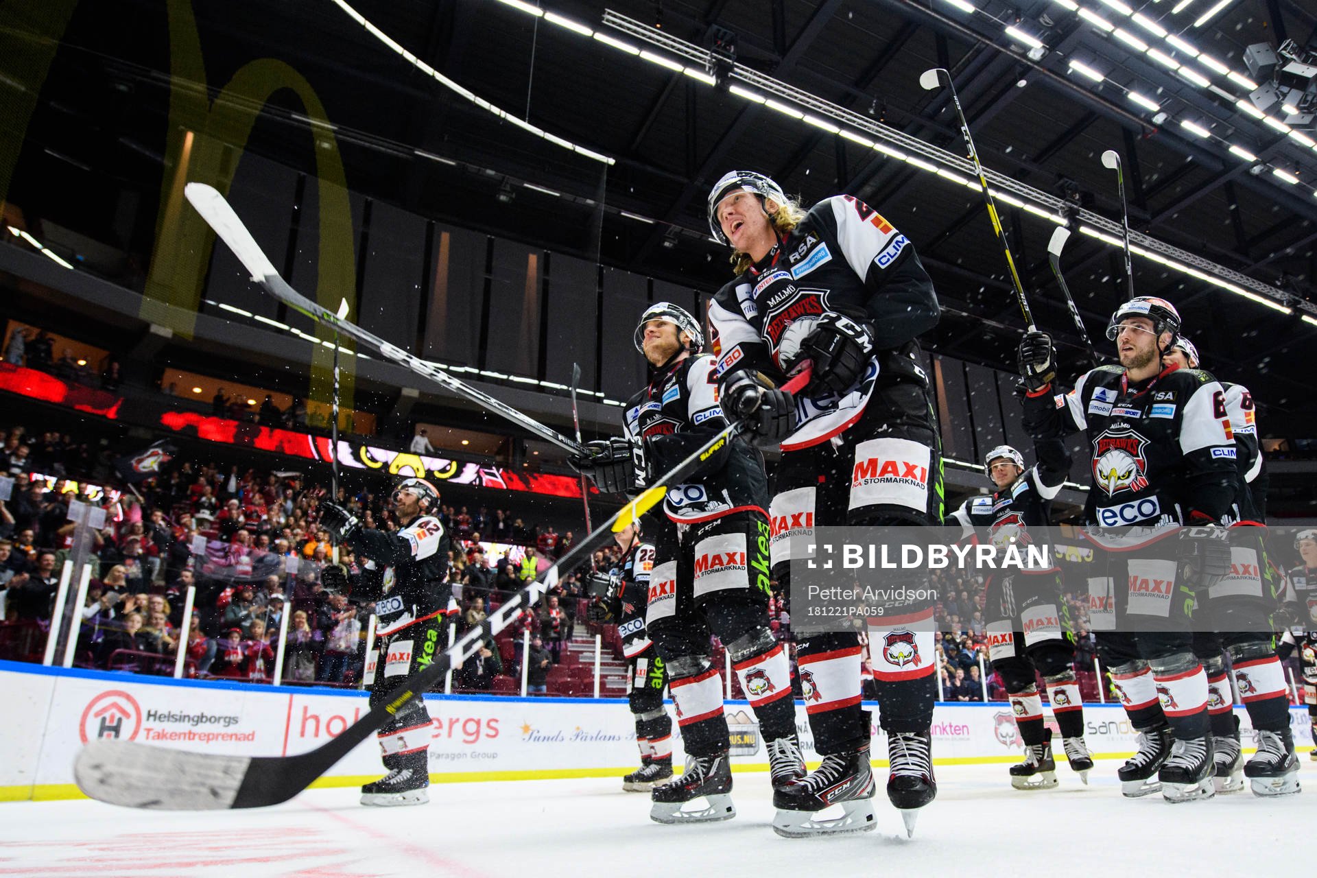 Malmö Redhawks spelare med Marcus Sylvegård (m) jublar