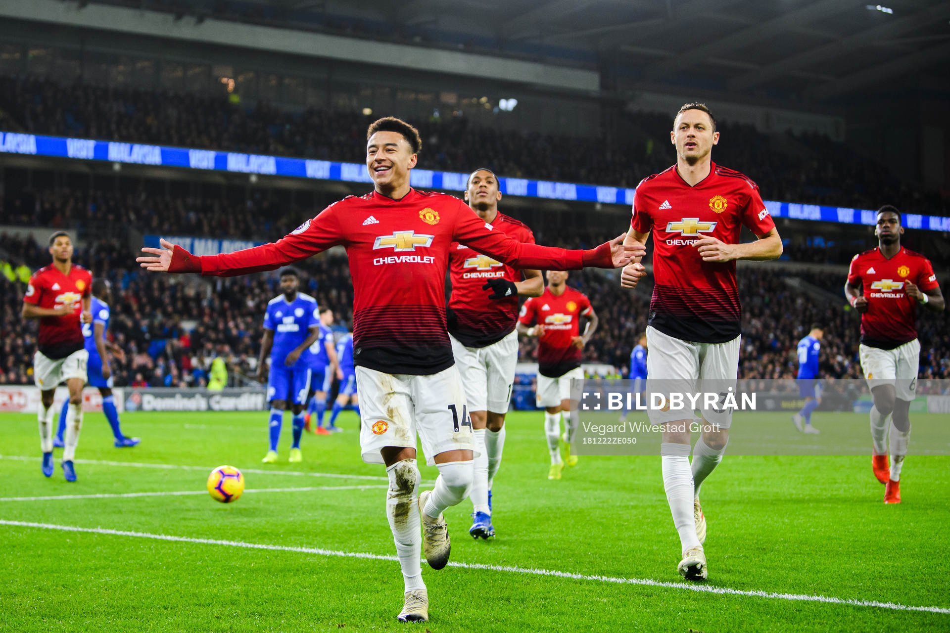 Jesse Lingard of Manchester United celebrates with teammates