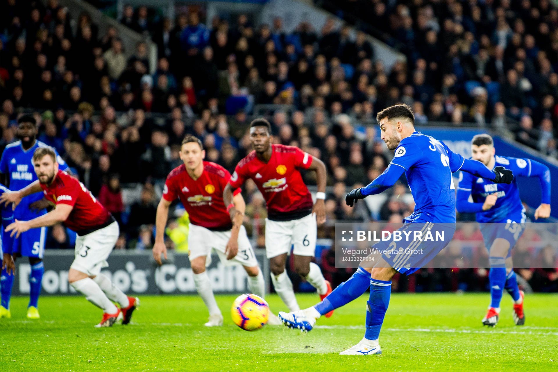 Víctor Camarasa of Cardiff scores 1-2 from the penalty spot