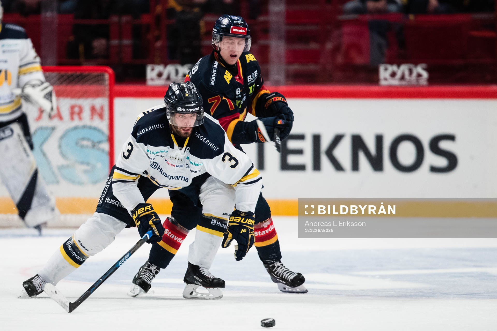 s Markus Lauridsen i kamp om pucken med Djurgårdens