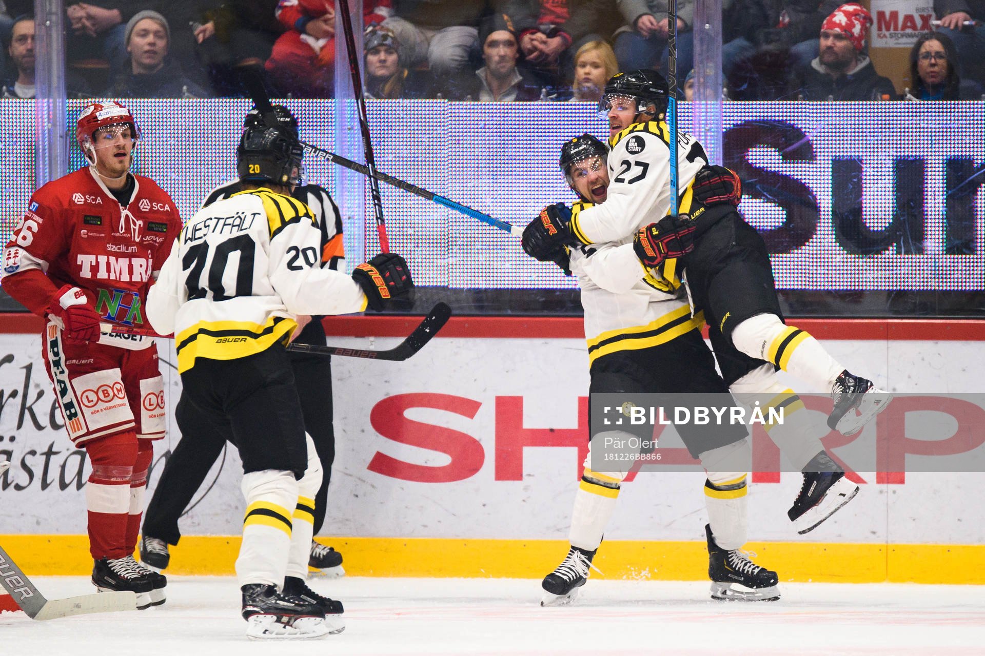 Brynäs Emil Forslund  jublar med lagkamrater