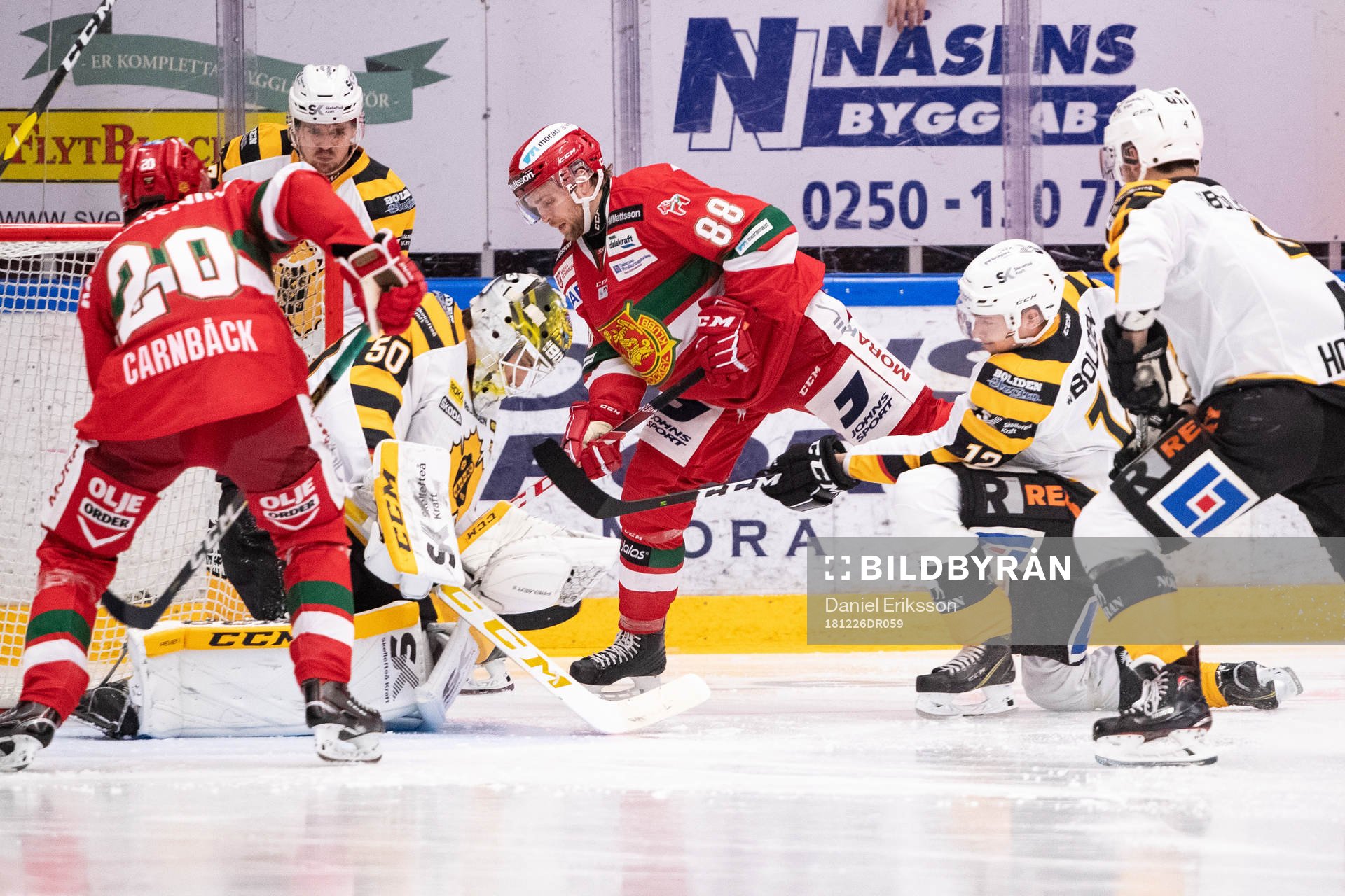 Moras Nils Carnbäck och Skellefteås målvakt Mantas