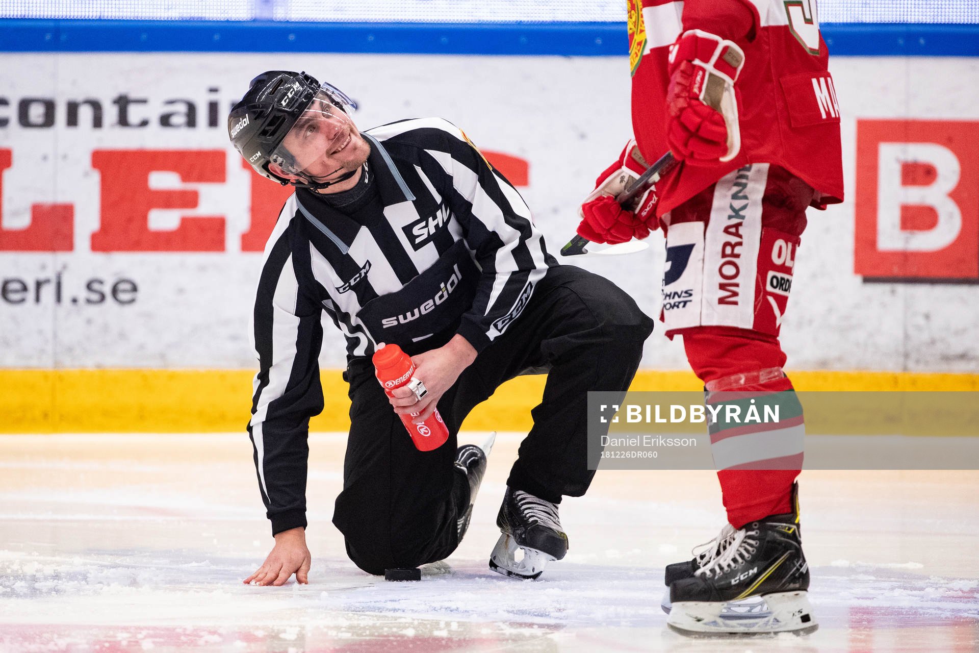 Linjedomare David Laksola fixar isen