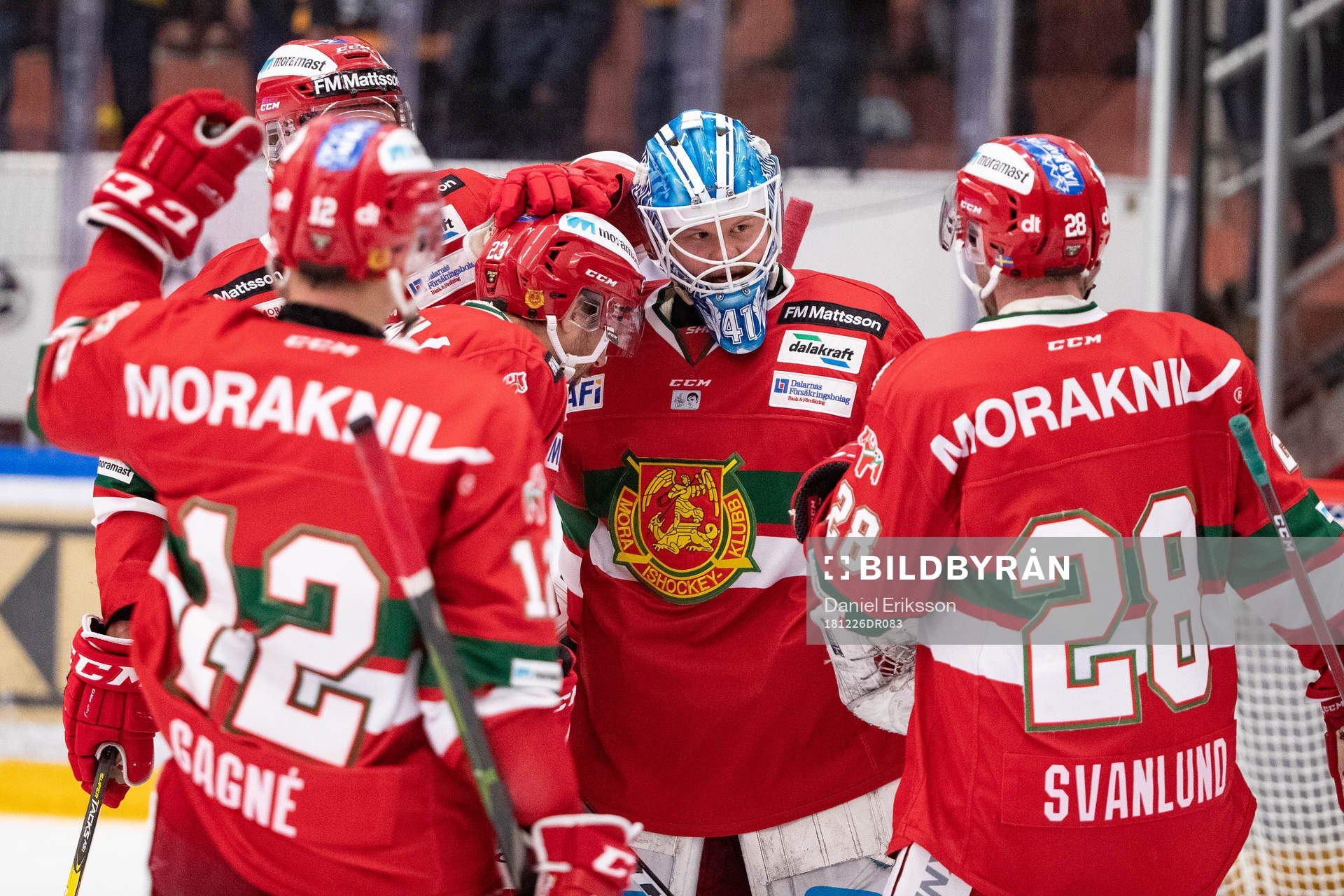 Moras målvakt Janne Juvonen jublar