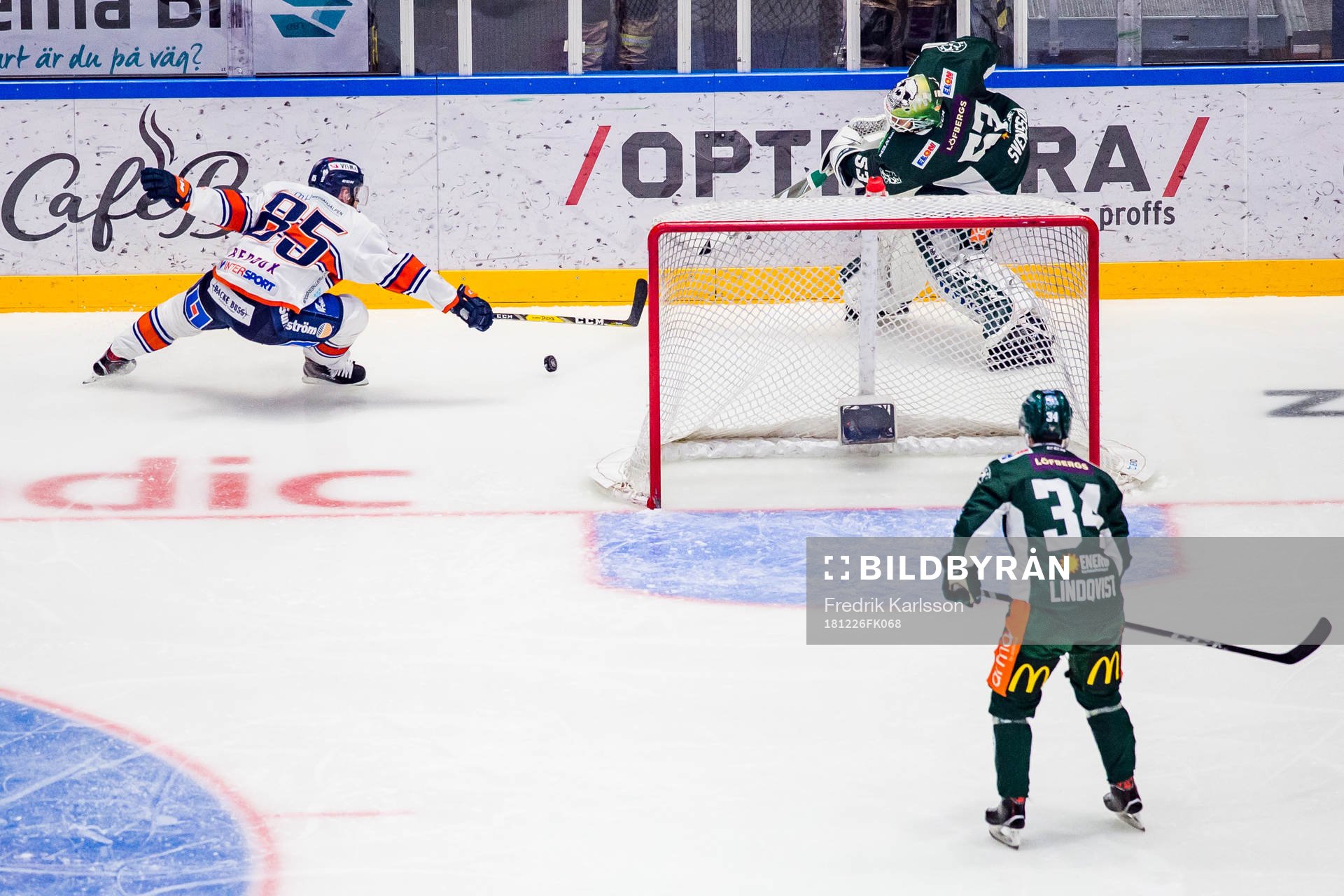 Färjestads målvakt Markus Svensson i en kamp med Växjös