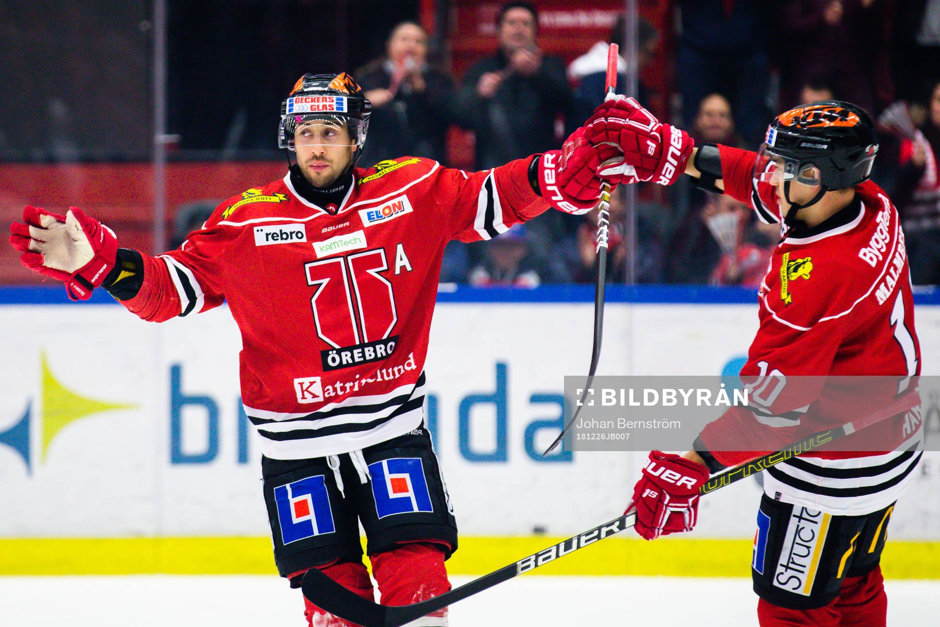 Örebros Aaron Palushaj jublar med Shane Harper