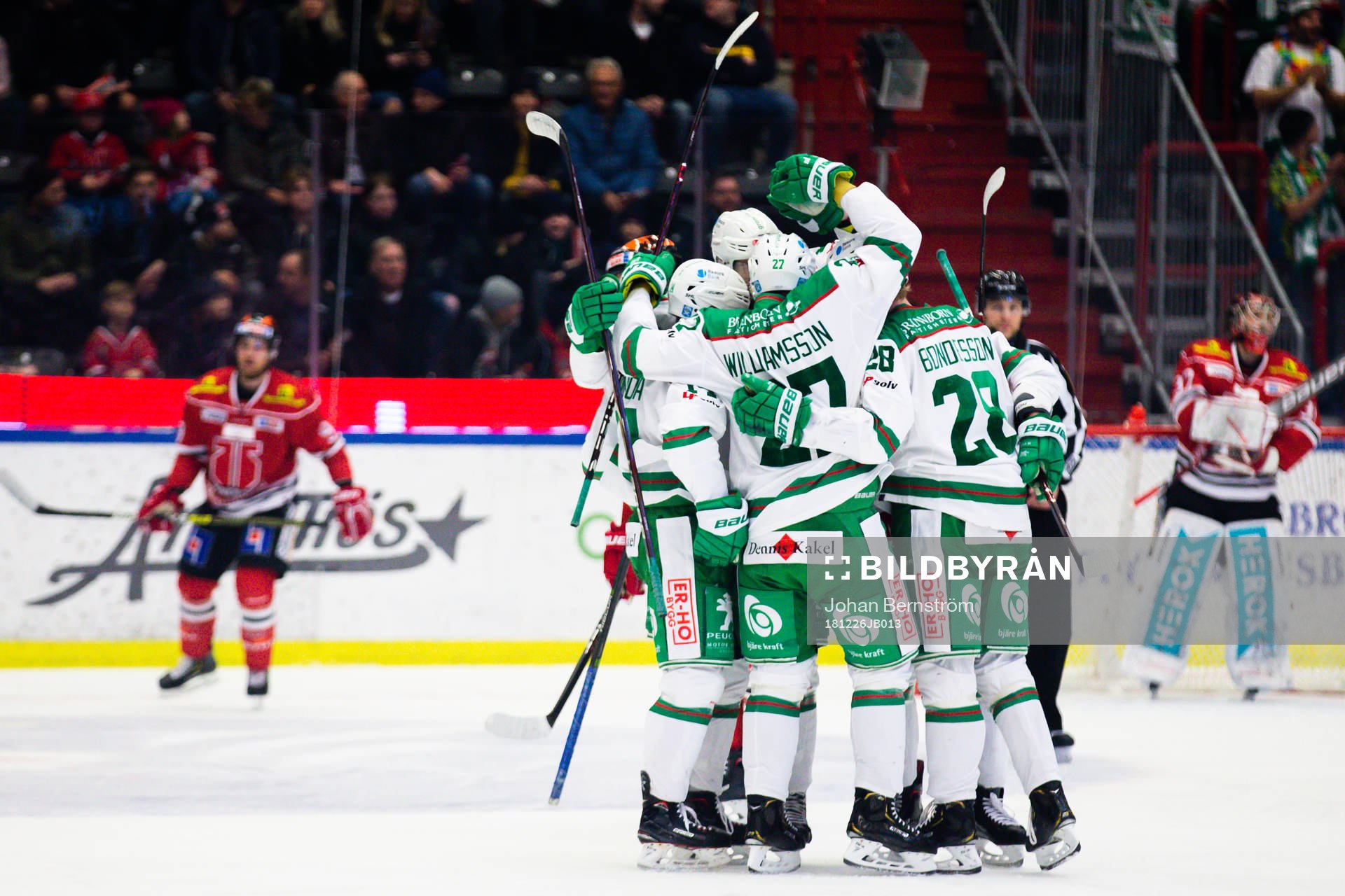 Rögles Jesper Williamsson jublar med lagkamrater