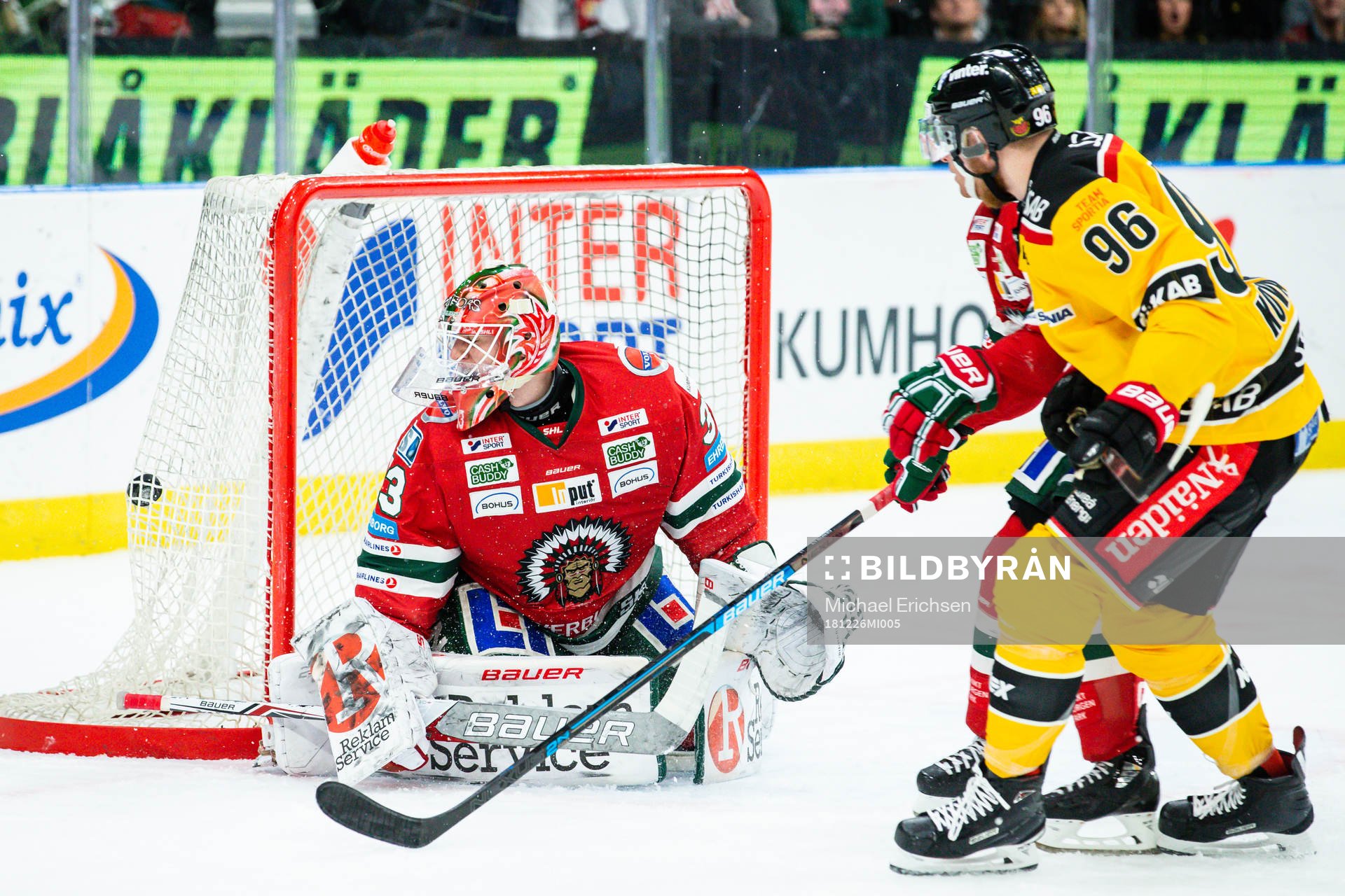 Luleås Robin Kovacs gör 1-1 bakom Frölundas målvakt