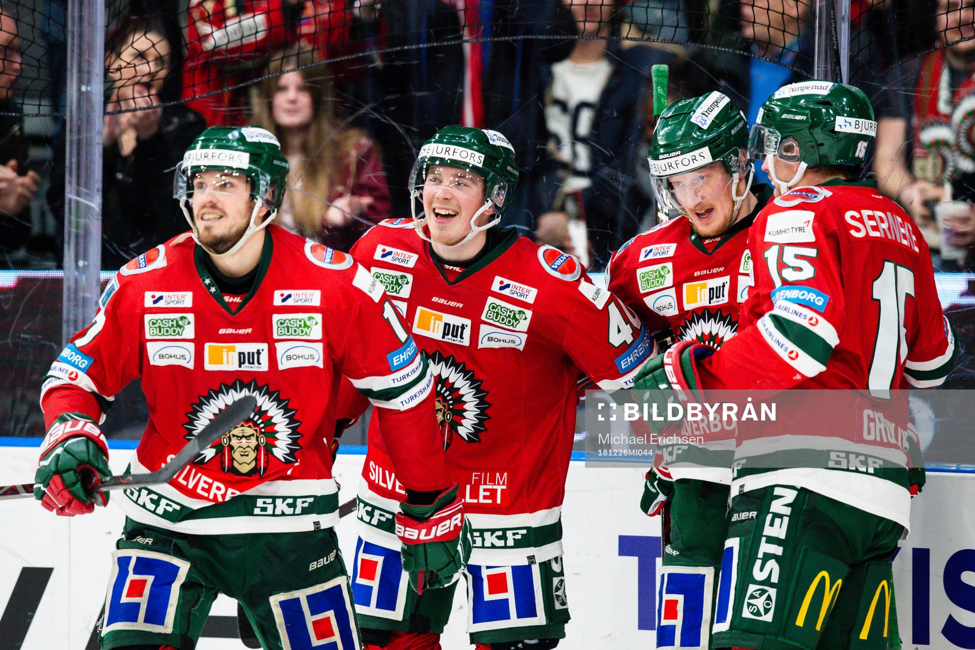 Frölundas Joel Mustonen jublar med lagkamrater