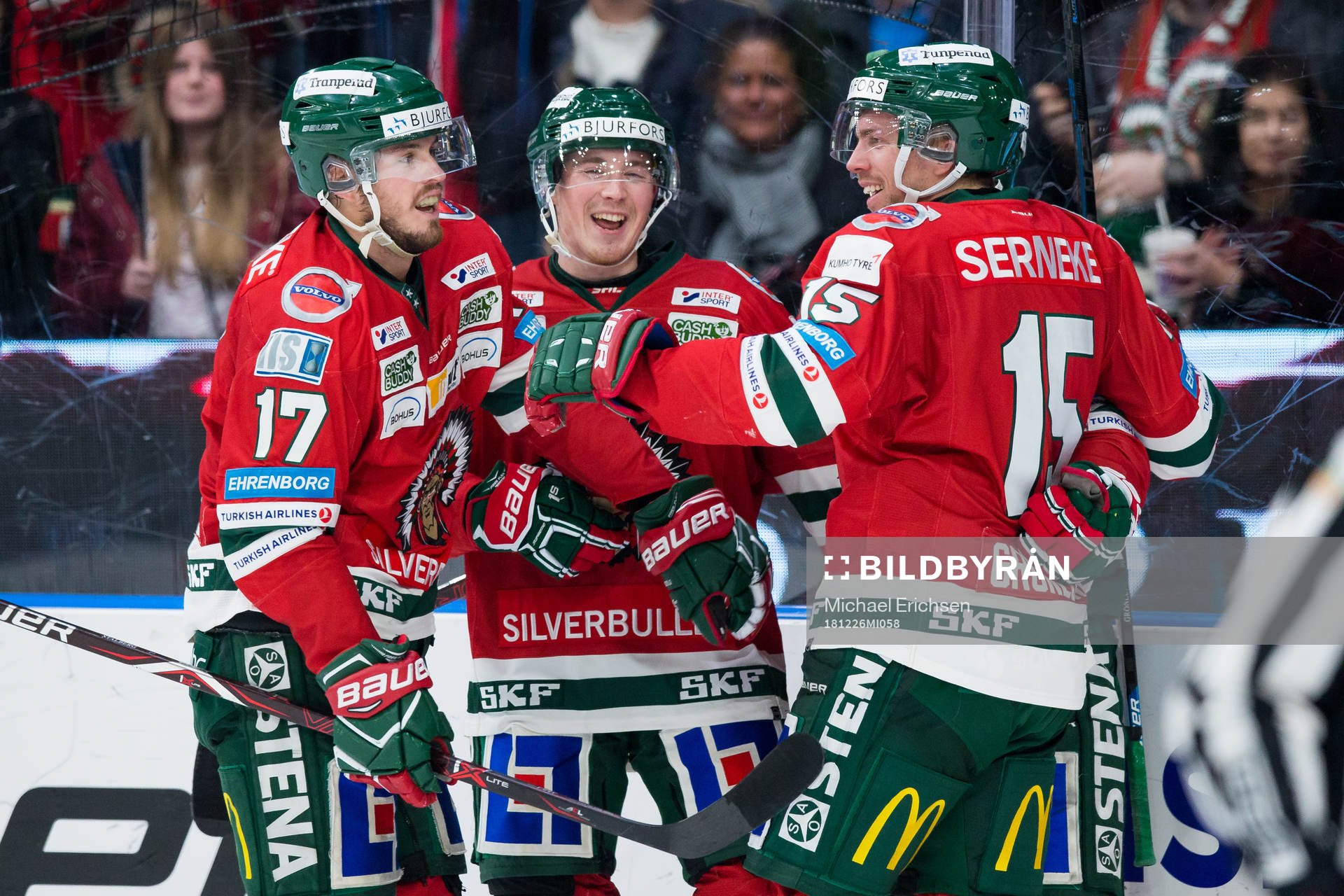 Frölundas Joel Mustonen jublar med lagkamrater