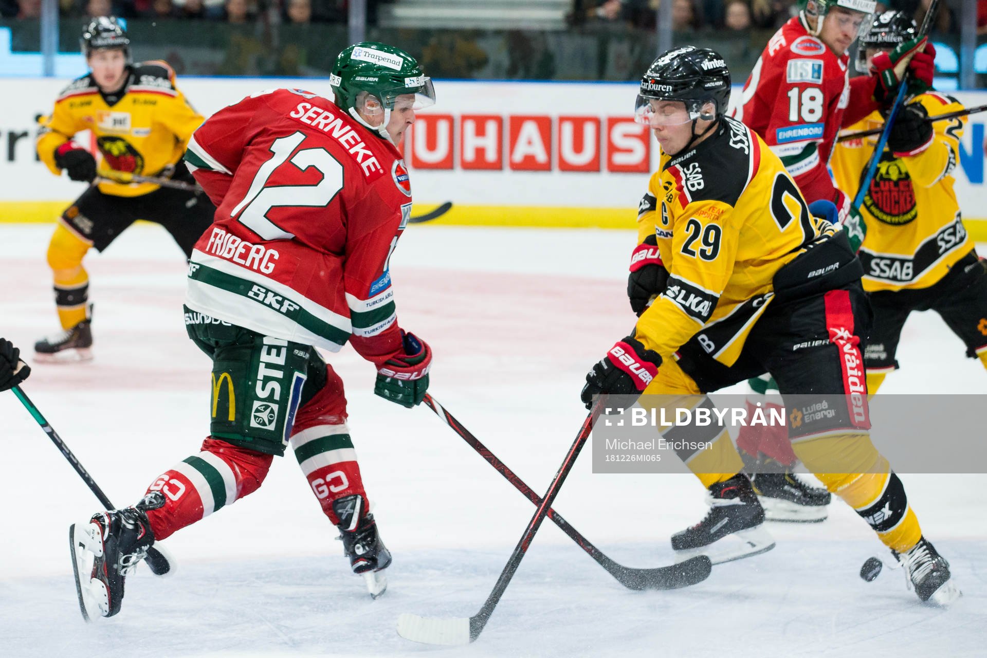 Frölundas Max Friberg skjuter pucken som blir till assist
