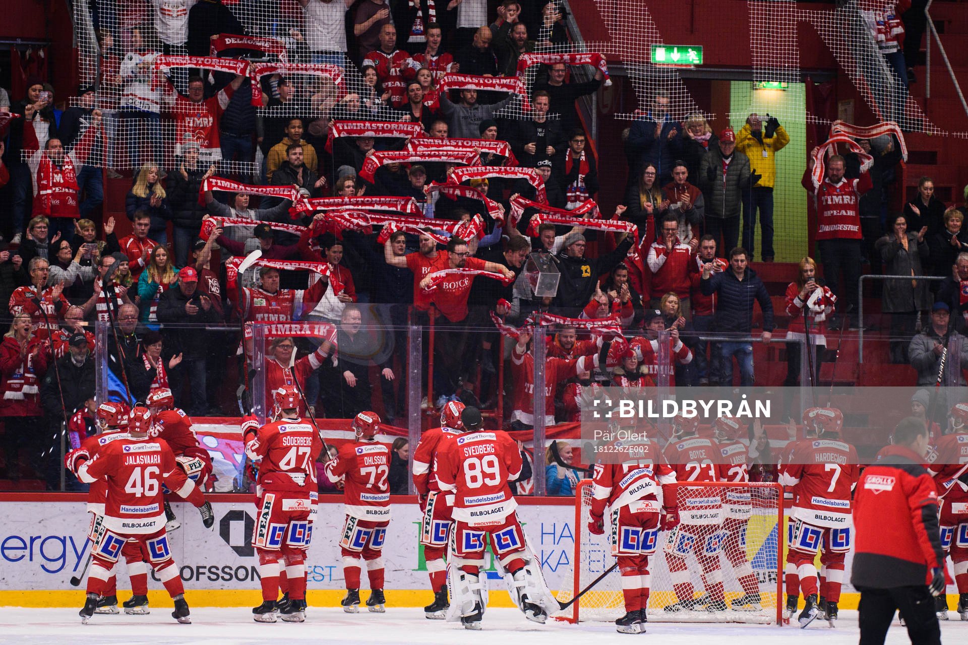 Timrås spelare jublar mot supportrar