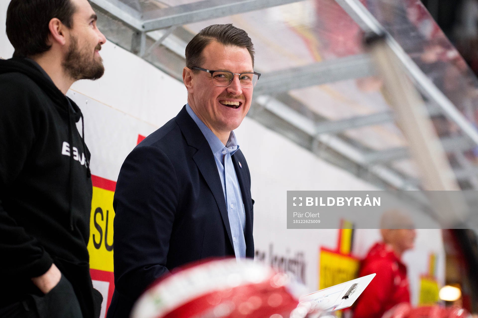 Timrås assisterande tränare Johan Thelin jublar