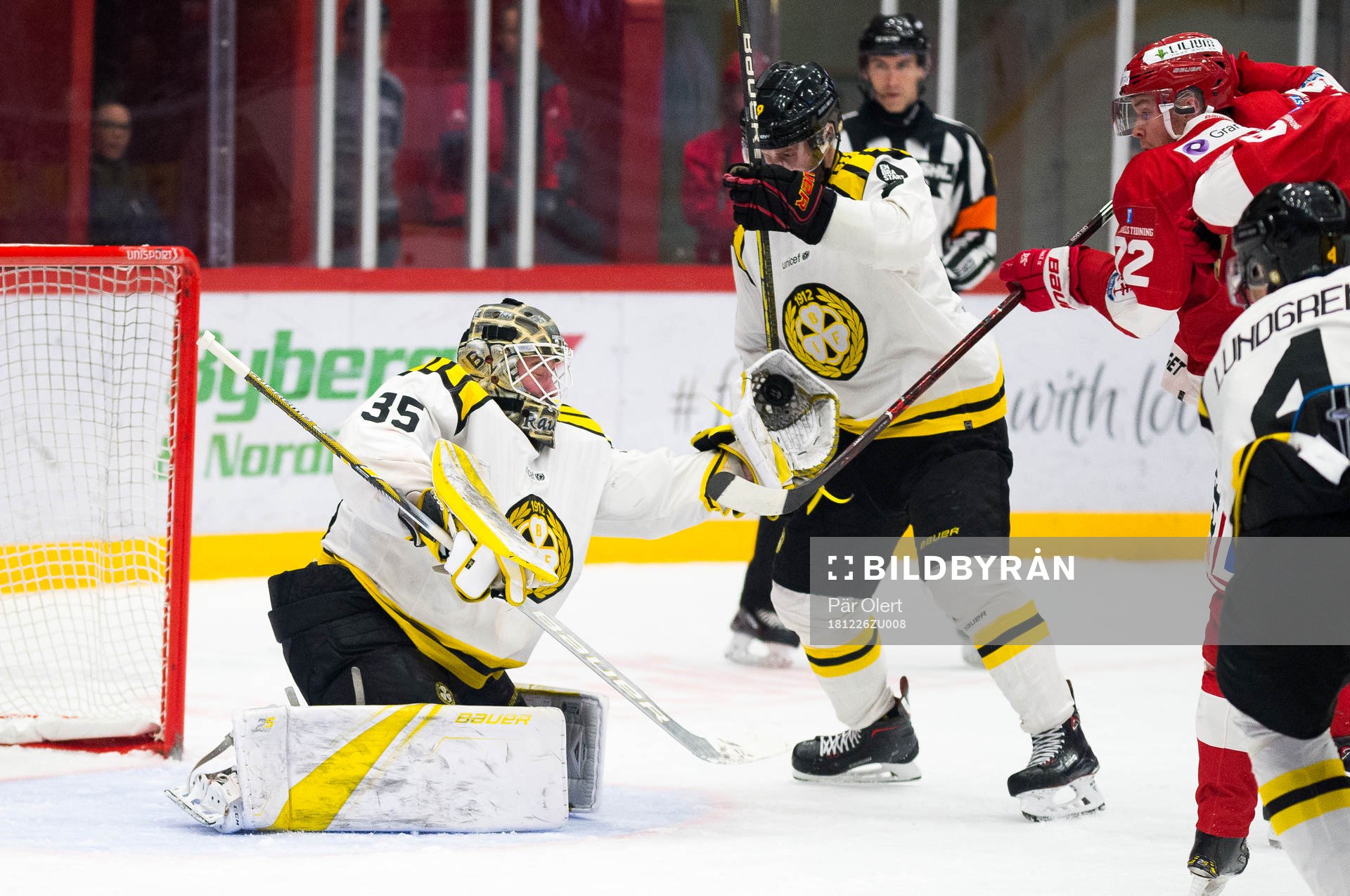 Brynäs målvakt David Rautio och Timrås Sebastian Ohlsson