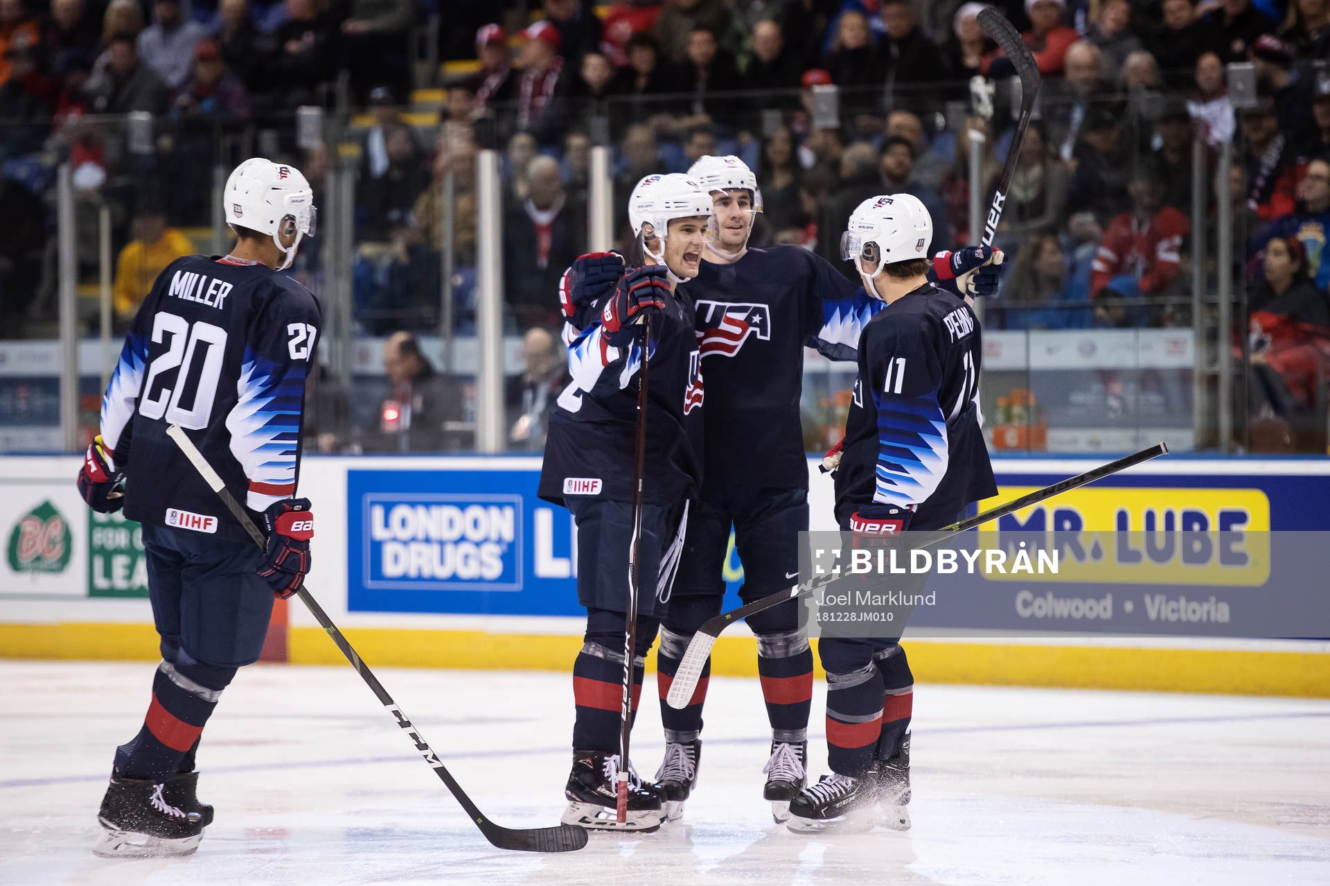 Oliver Wahlstrom (C) of USA celebrates with teammates
