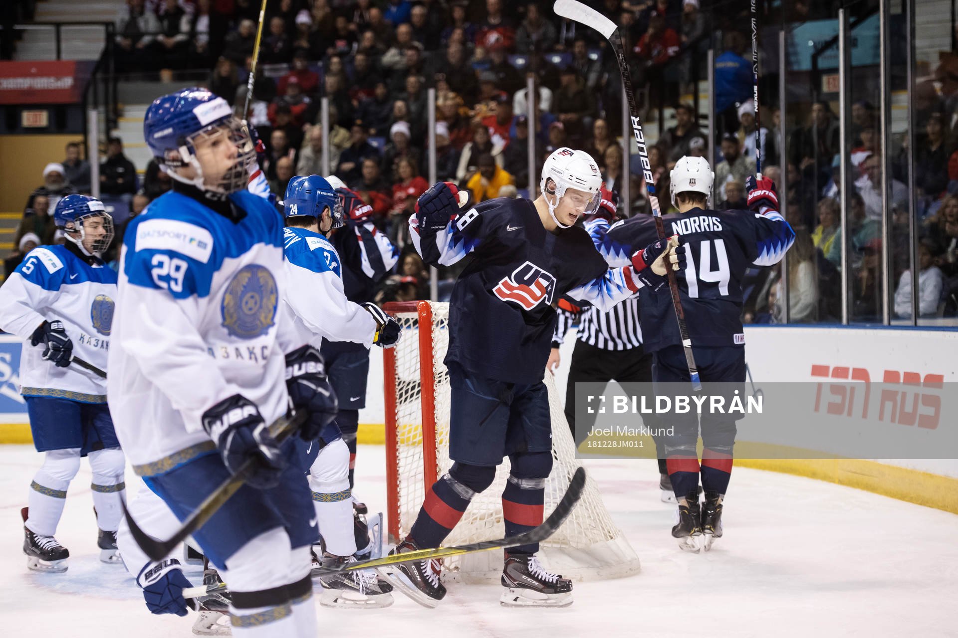 Joel Farebee (C) of USA celebrates