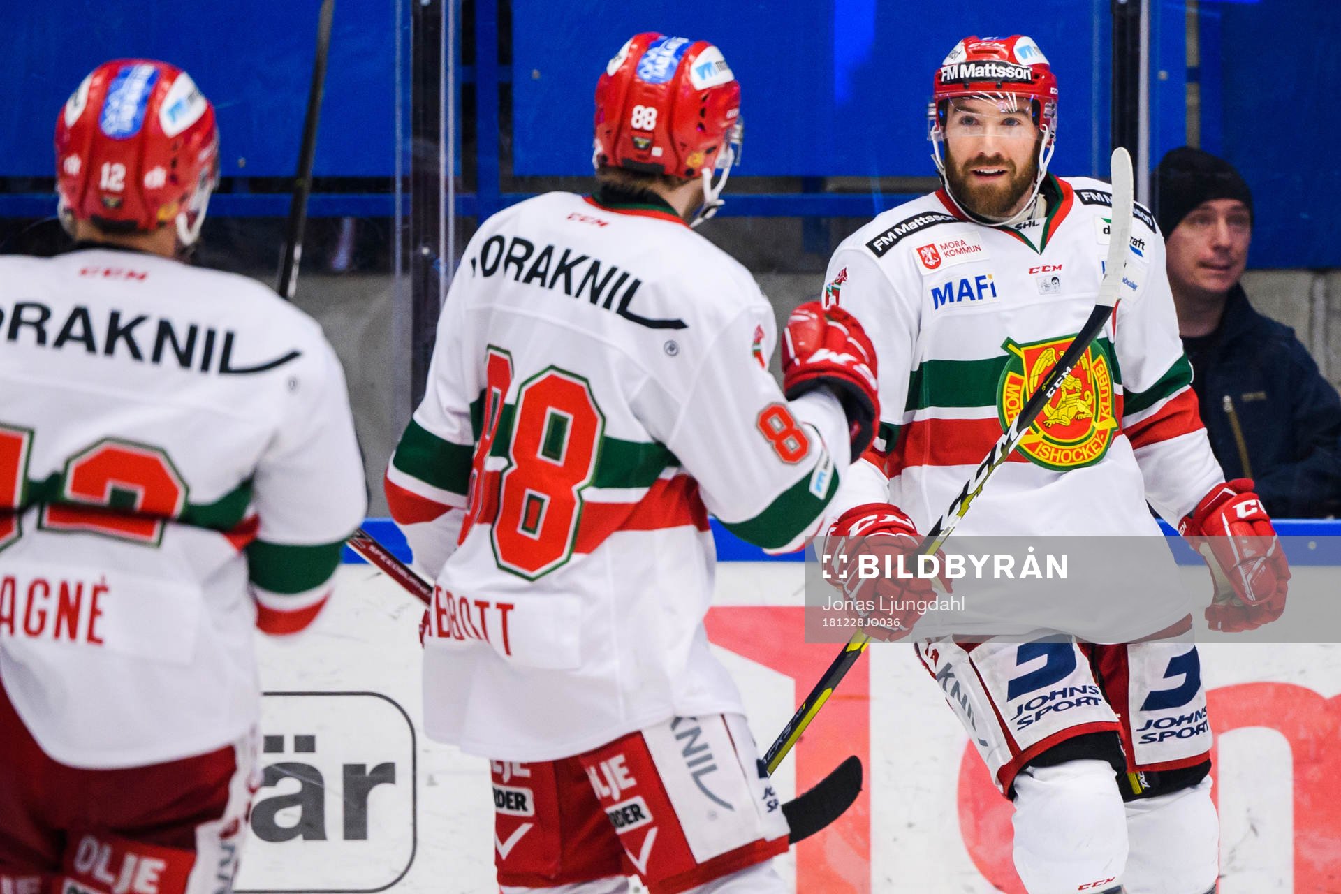 Moras Andrew Rowe jublar med lagkamrater