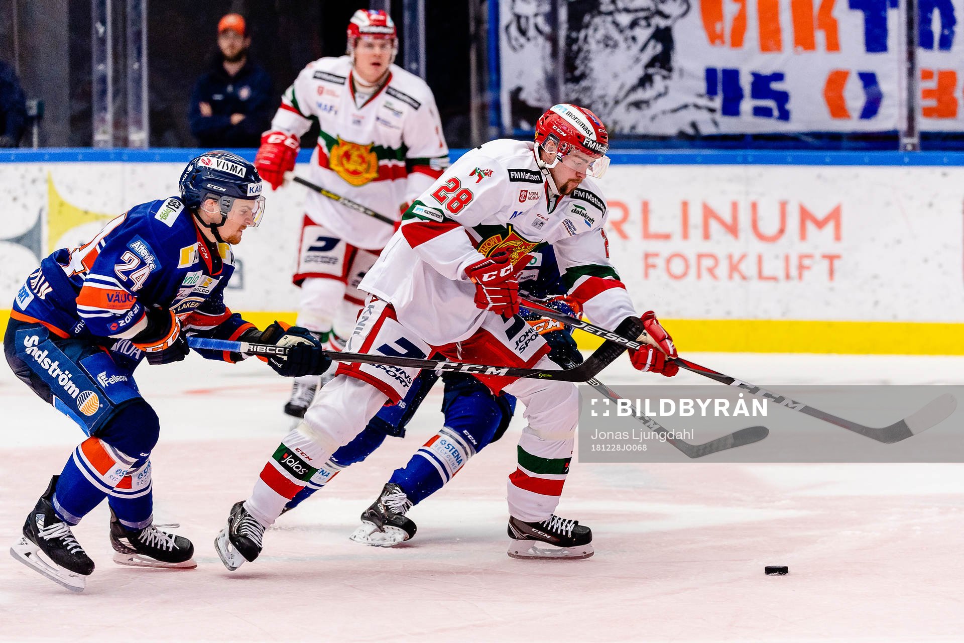 Moras Oskar Svanlund jagas av Växjös Brendan Shinnimin