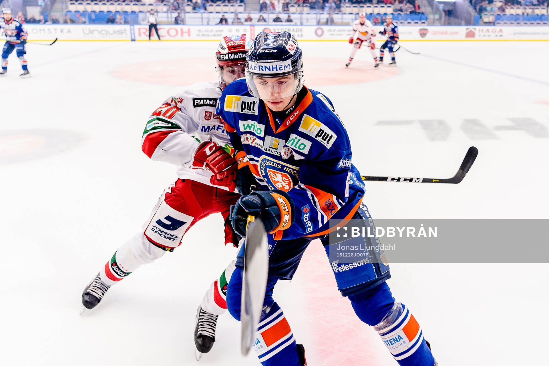 Moras Nils Carnbäck  tacklar Växjös Linus Högberg