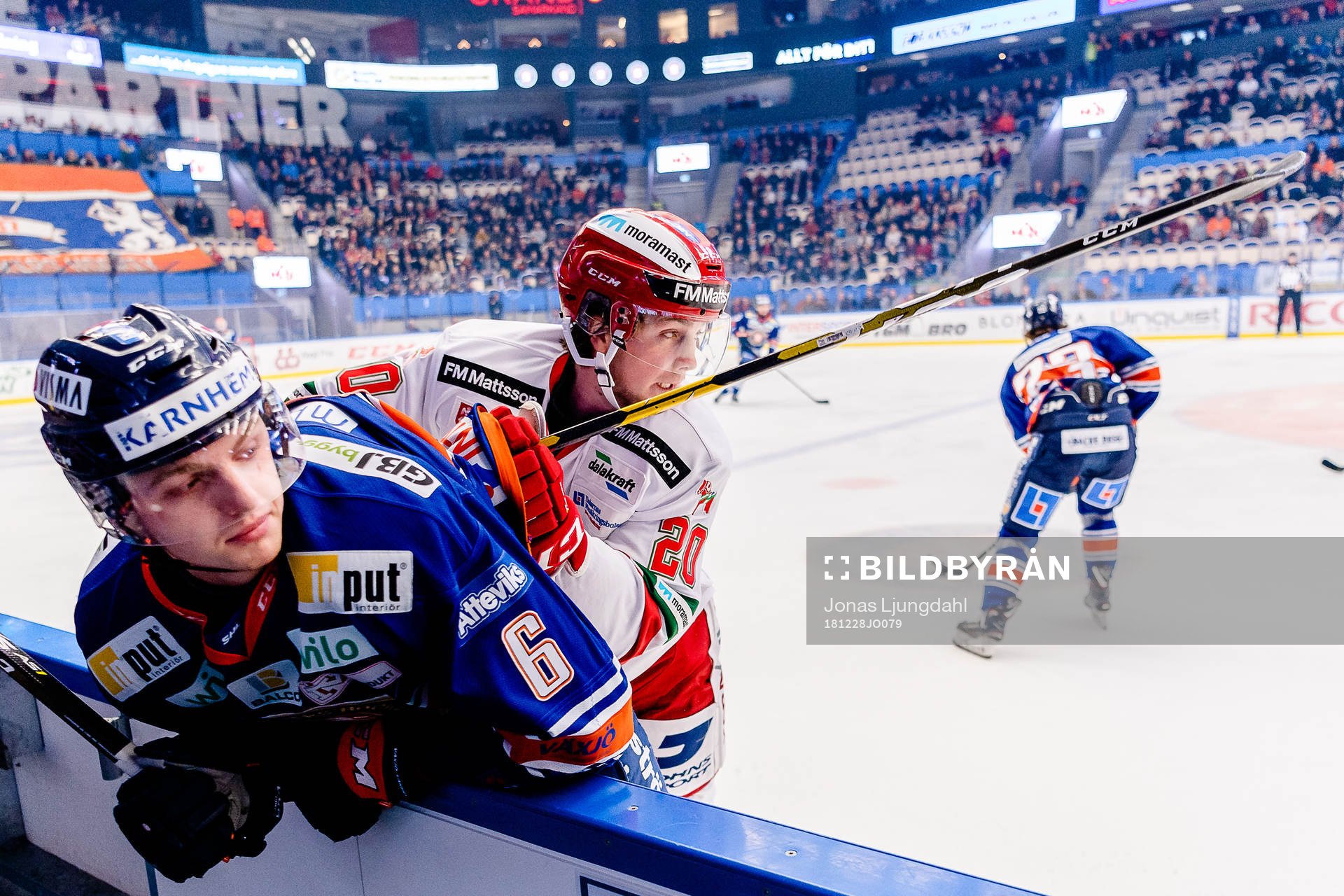 Moras Nils Carnbäck  tacklar Växjös Linus Högberg