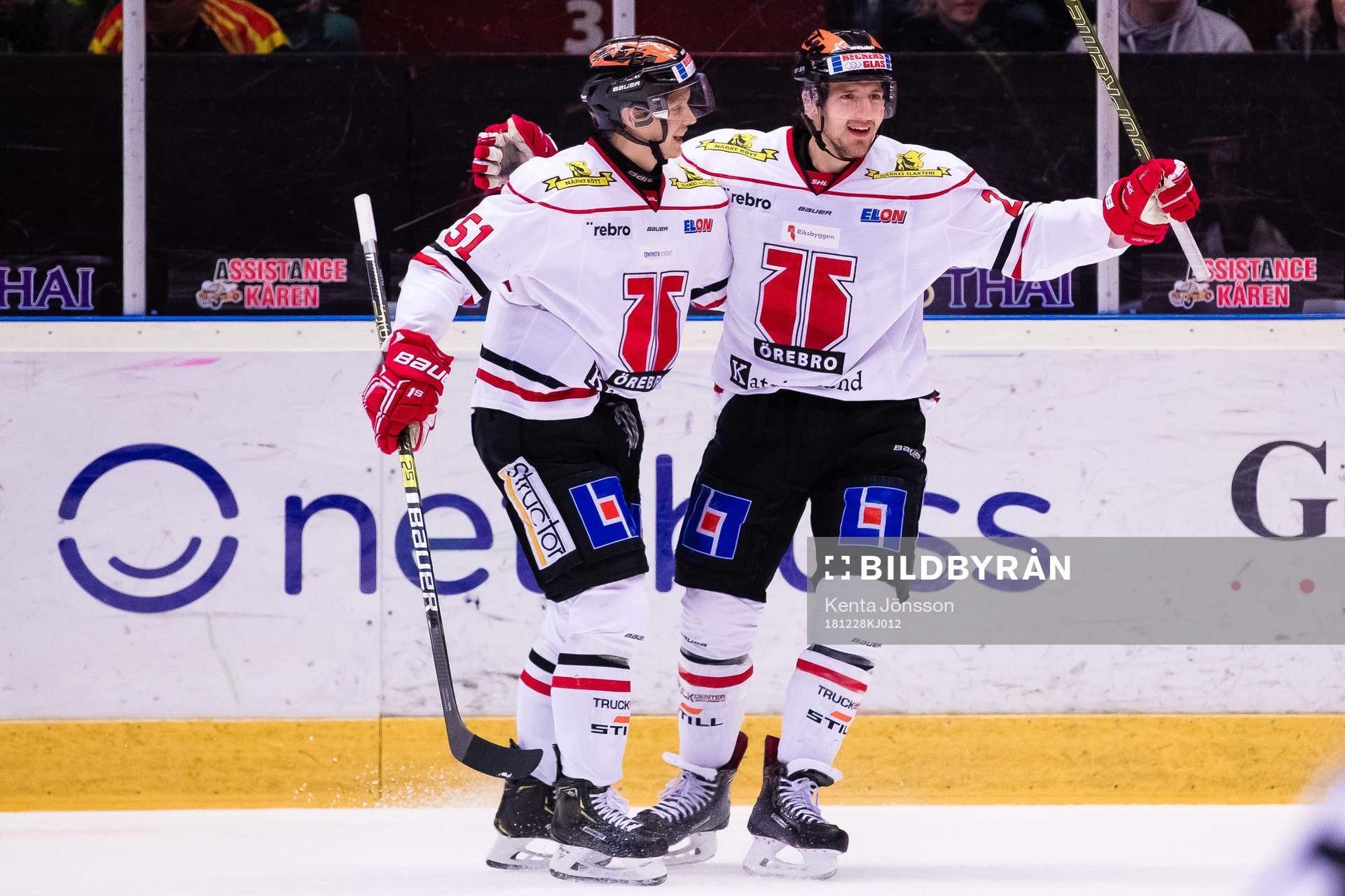 Örebros Anton Hedman (h) jublar med Kristian Näkyvä