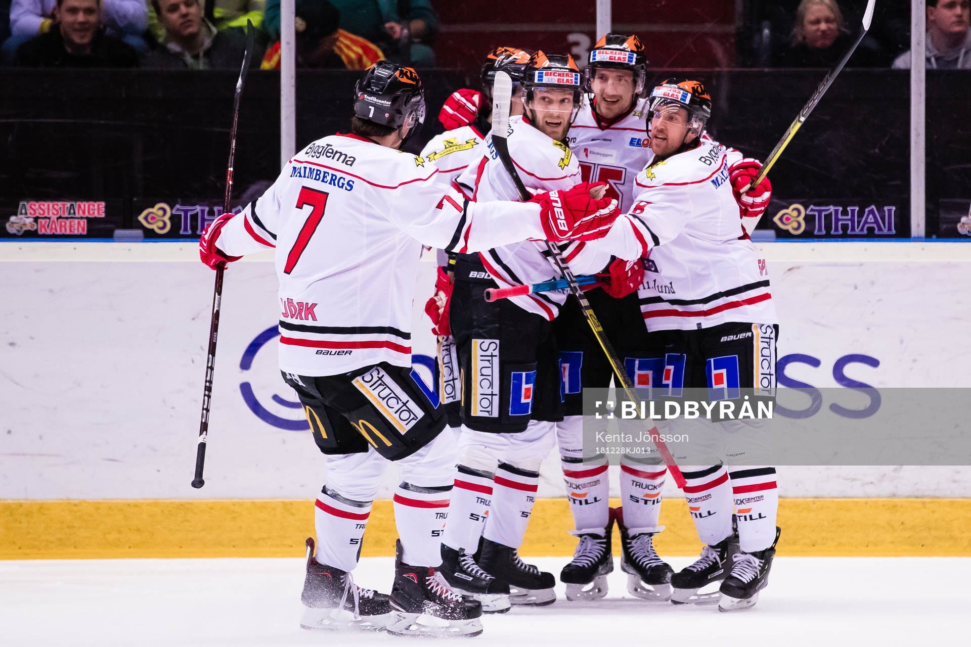 Örebros Anton Hedman (m) jublar med lagkamrater