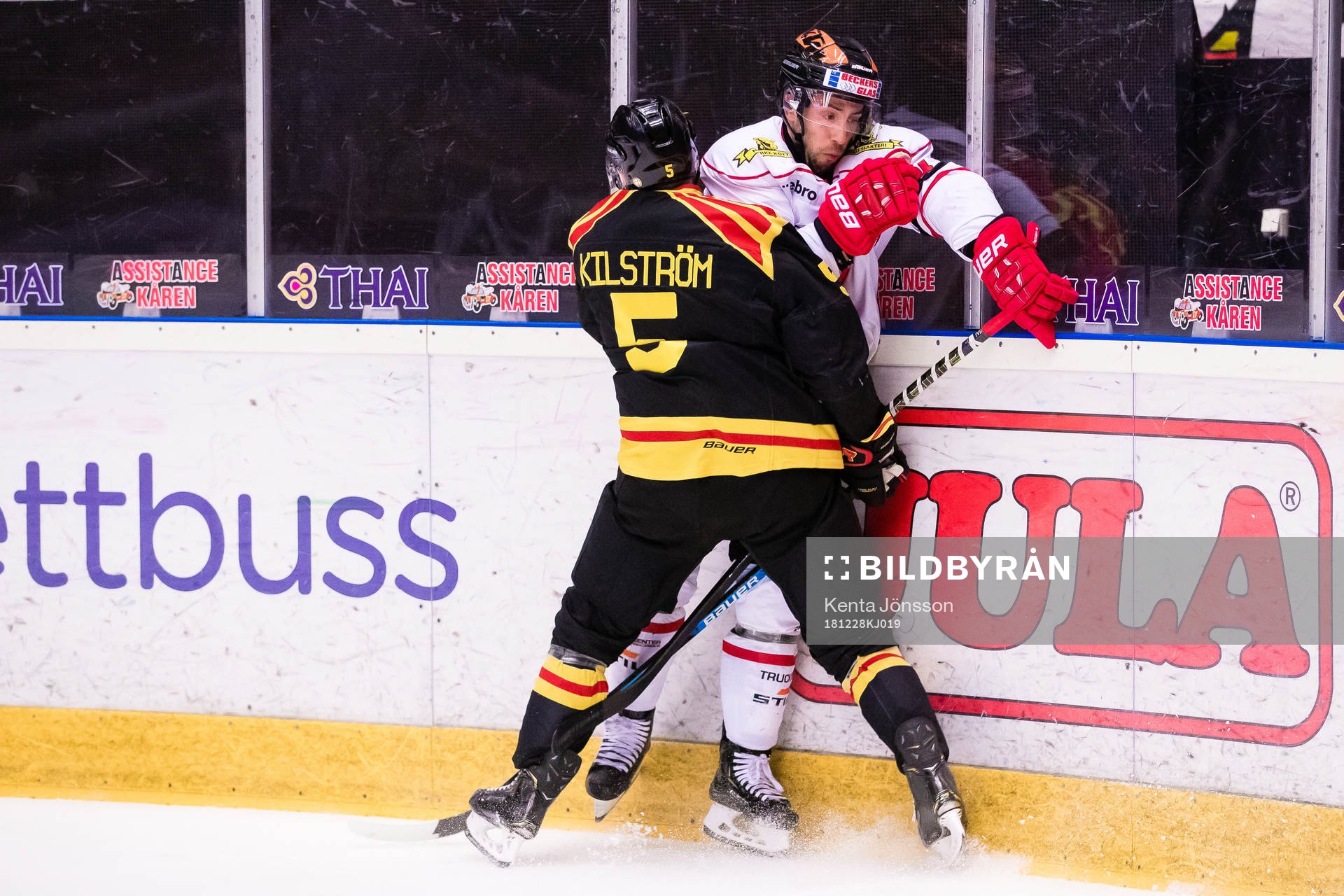 Brynäs Lukas Kilström tacklar Örebros Aaron Palushaj