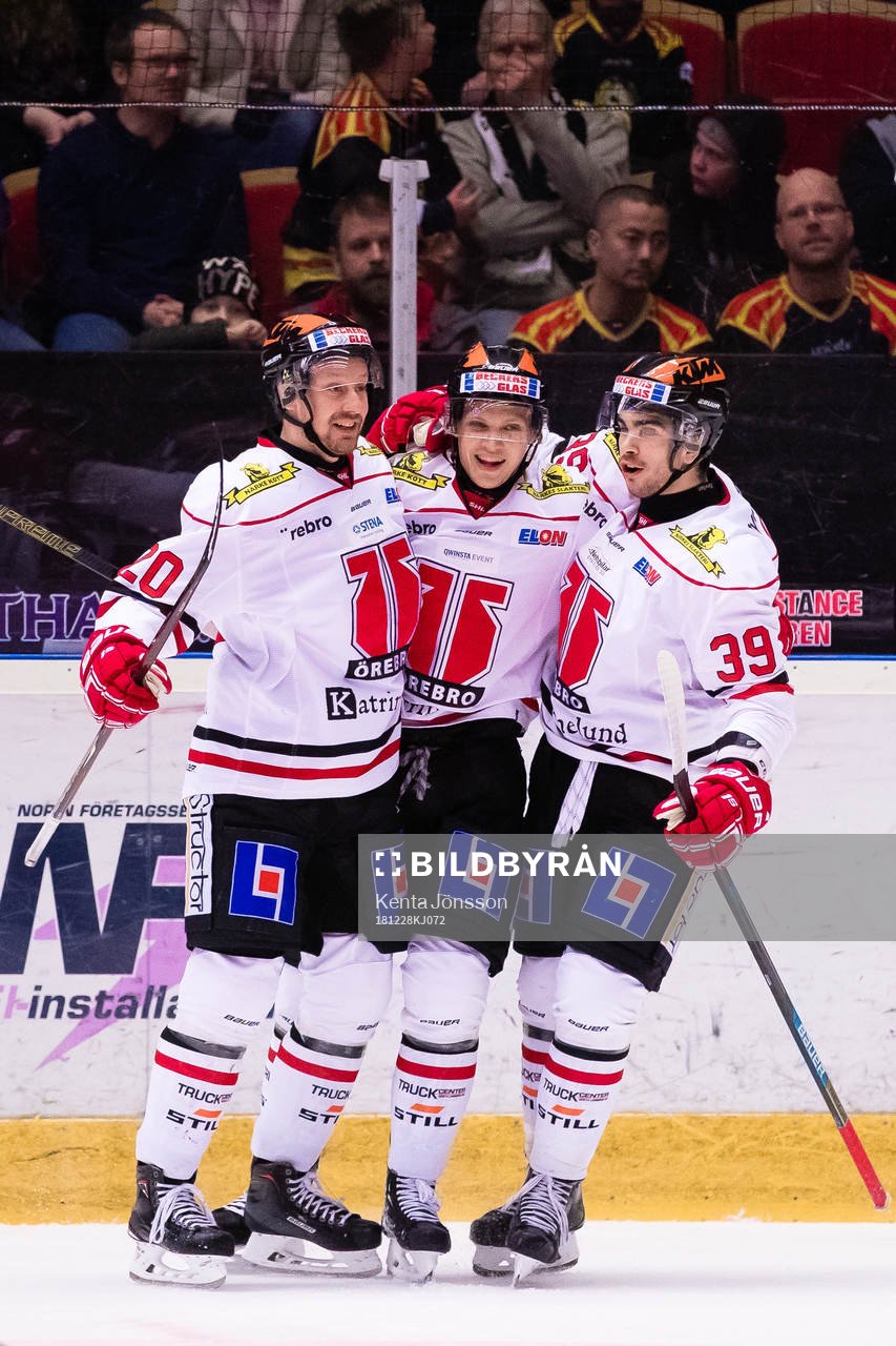 Örebros Kristian Näkyvä (m) jublar med Jordan Boucher
