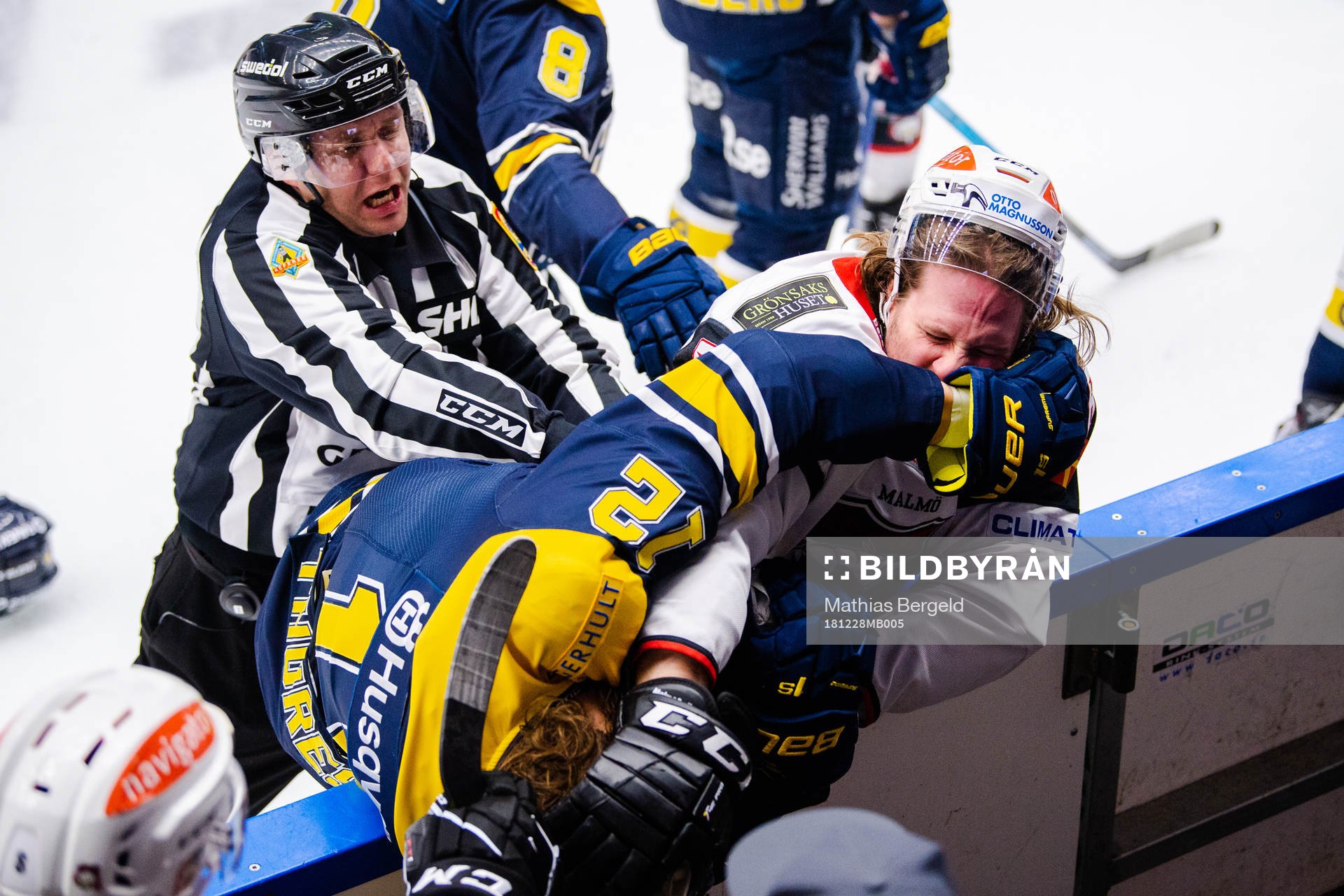 s Andreas Thuresson fajtas med Malmö Redhawks Stefan Warg