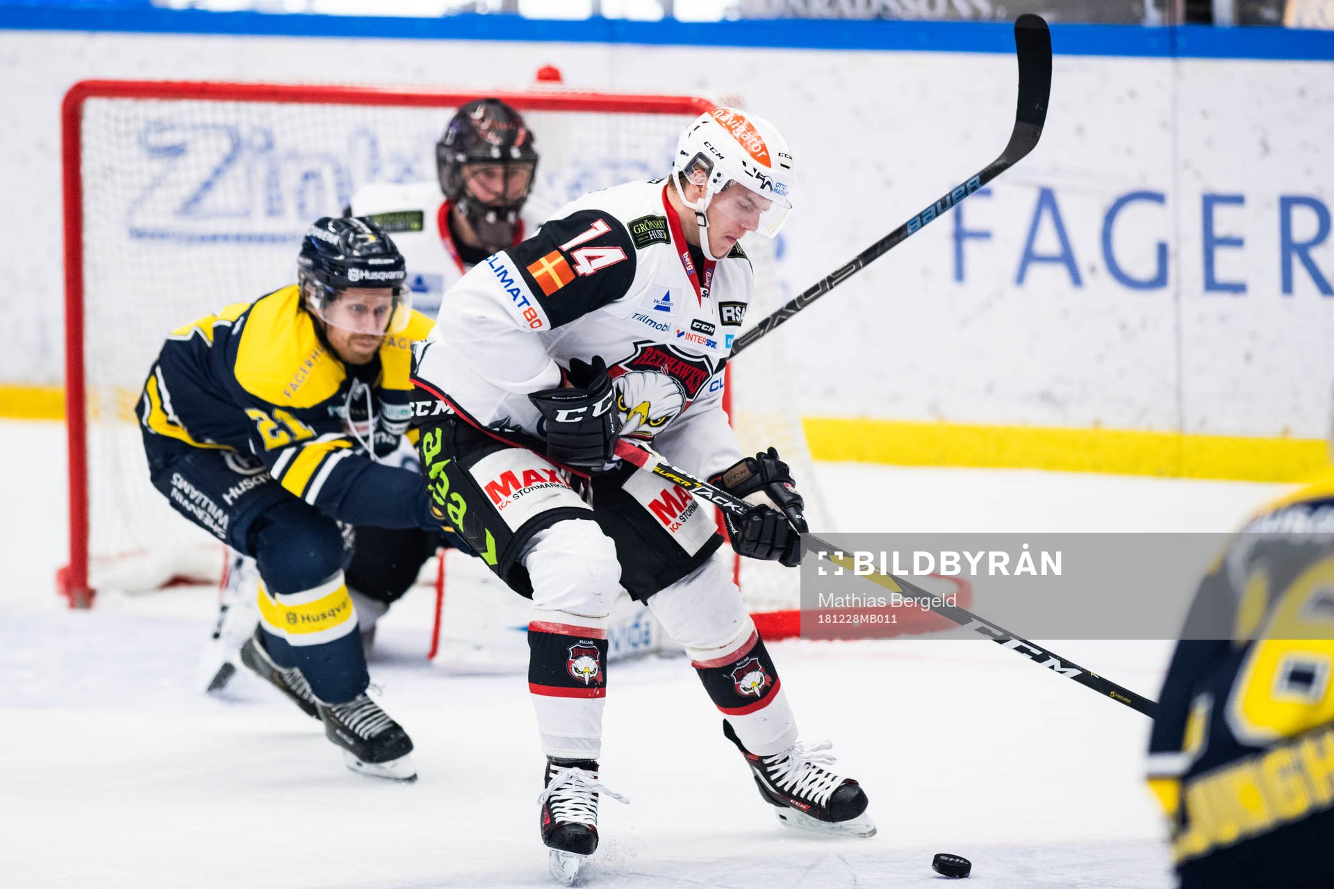 s Mattias Tedenby och Malmö Redhawks Carl-Johan Lerby i