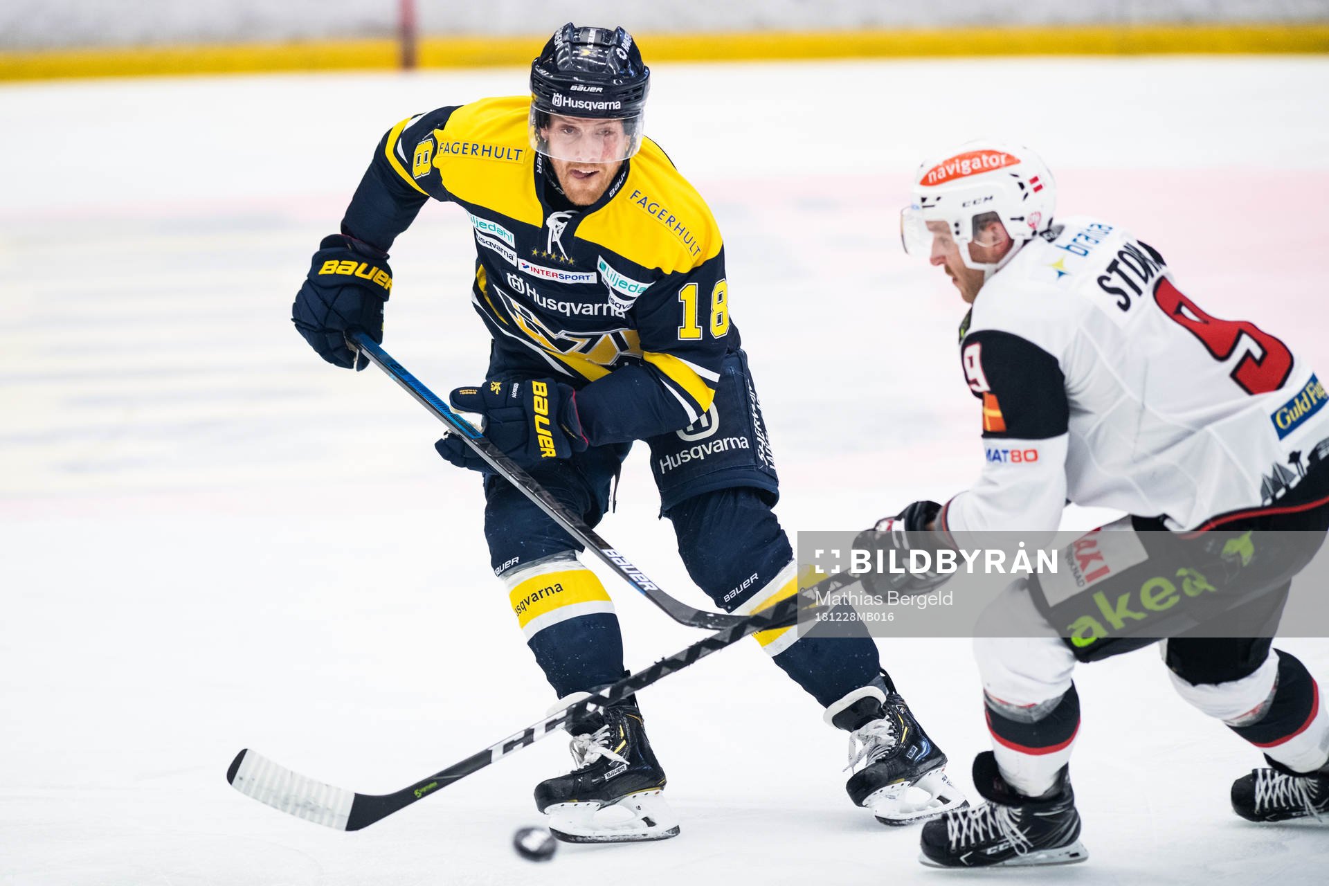 s Joakim Andersson och Malmö Redhawks Frederik Storm i