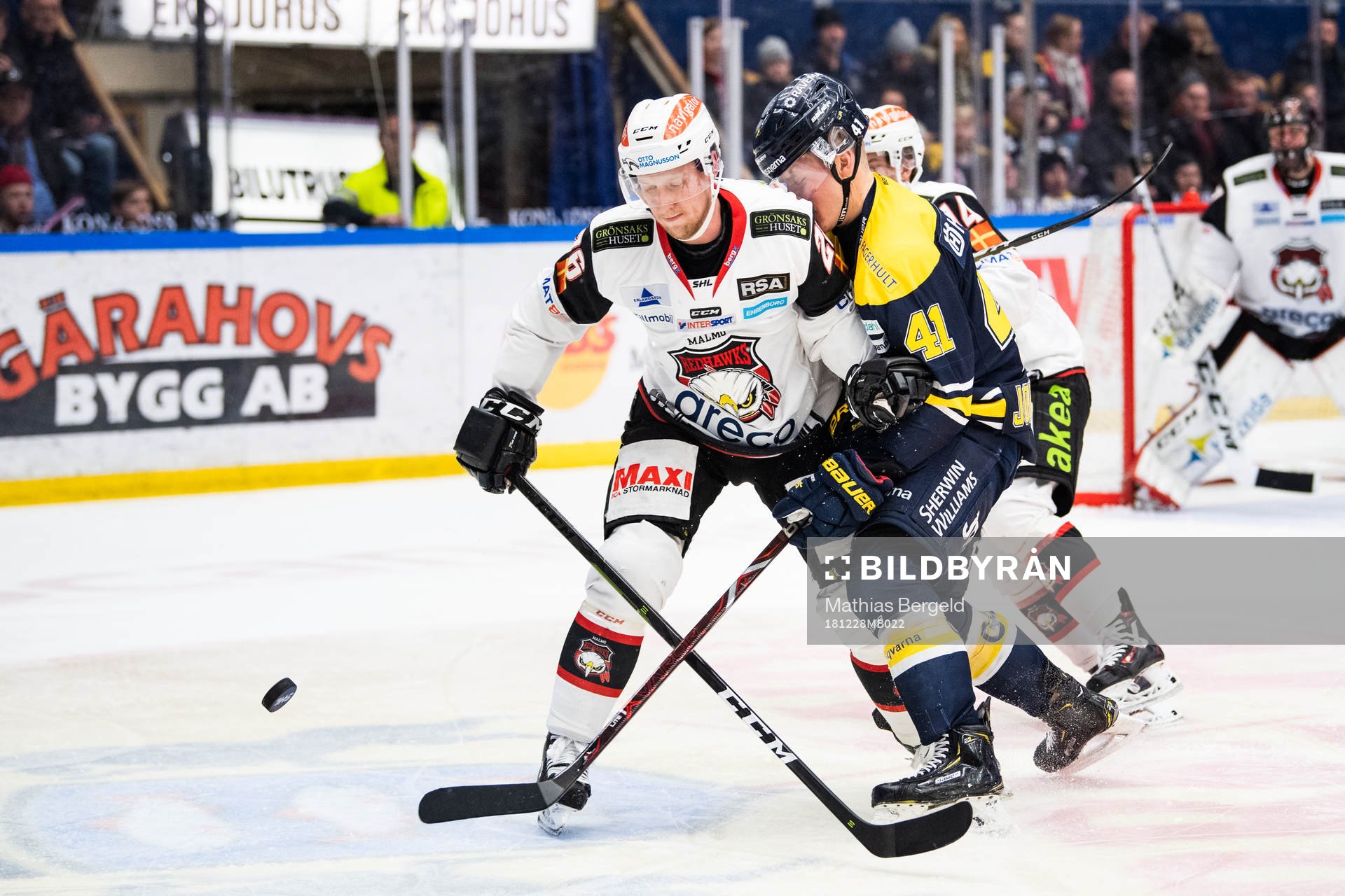 s Johan Johnsson i kamp om pucken