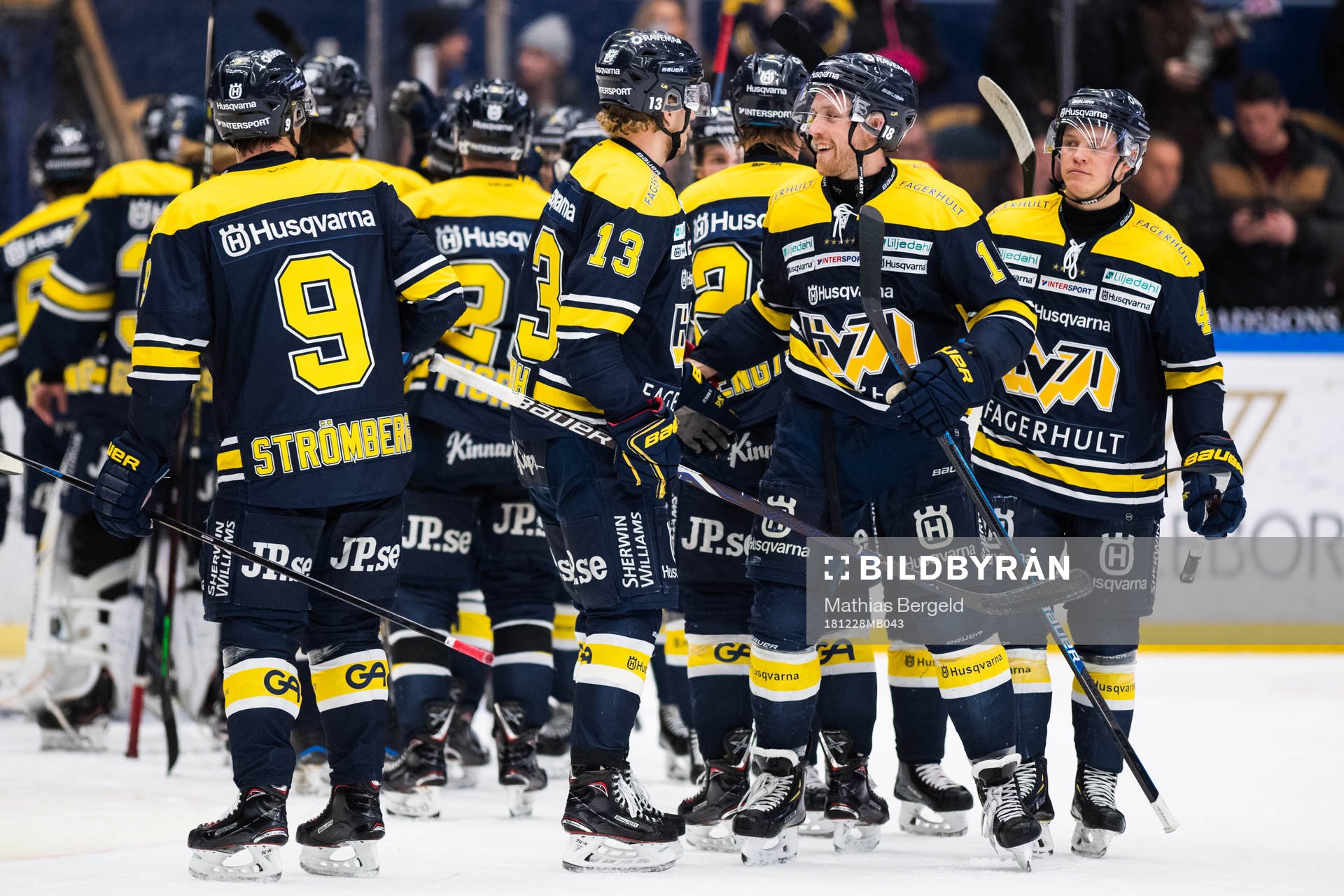 s Oscar Sundh och Joakim Andersson jublar med lagkamrater