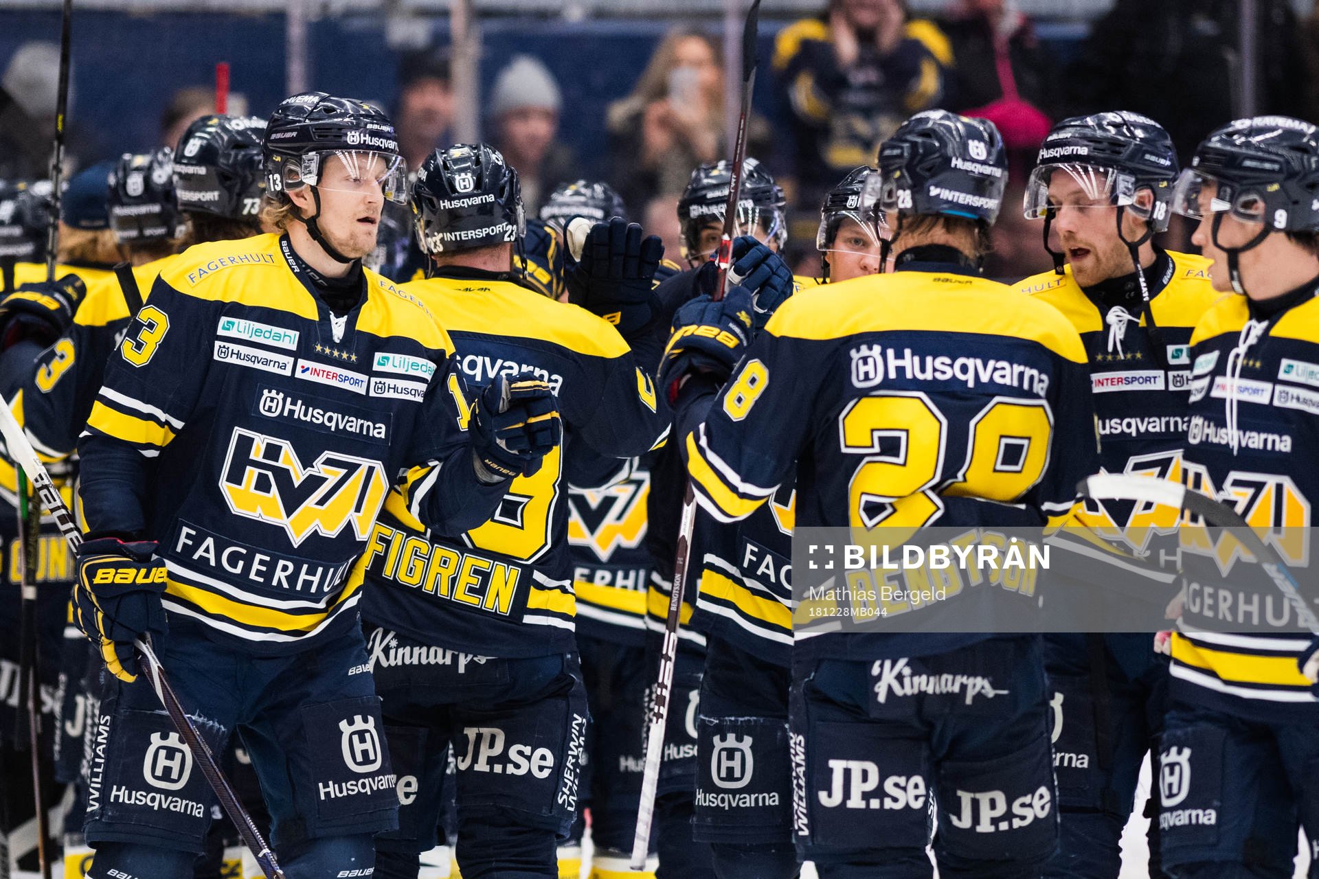 s Oscar Sundh jublar med lagkamrater