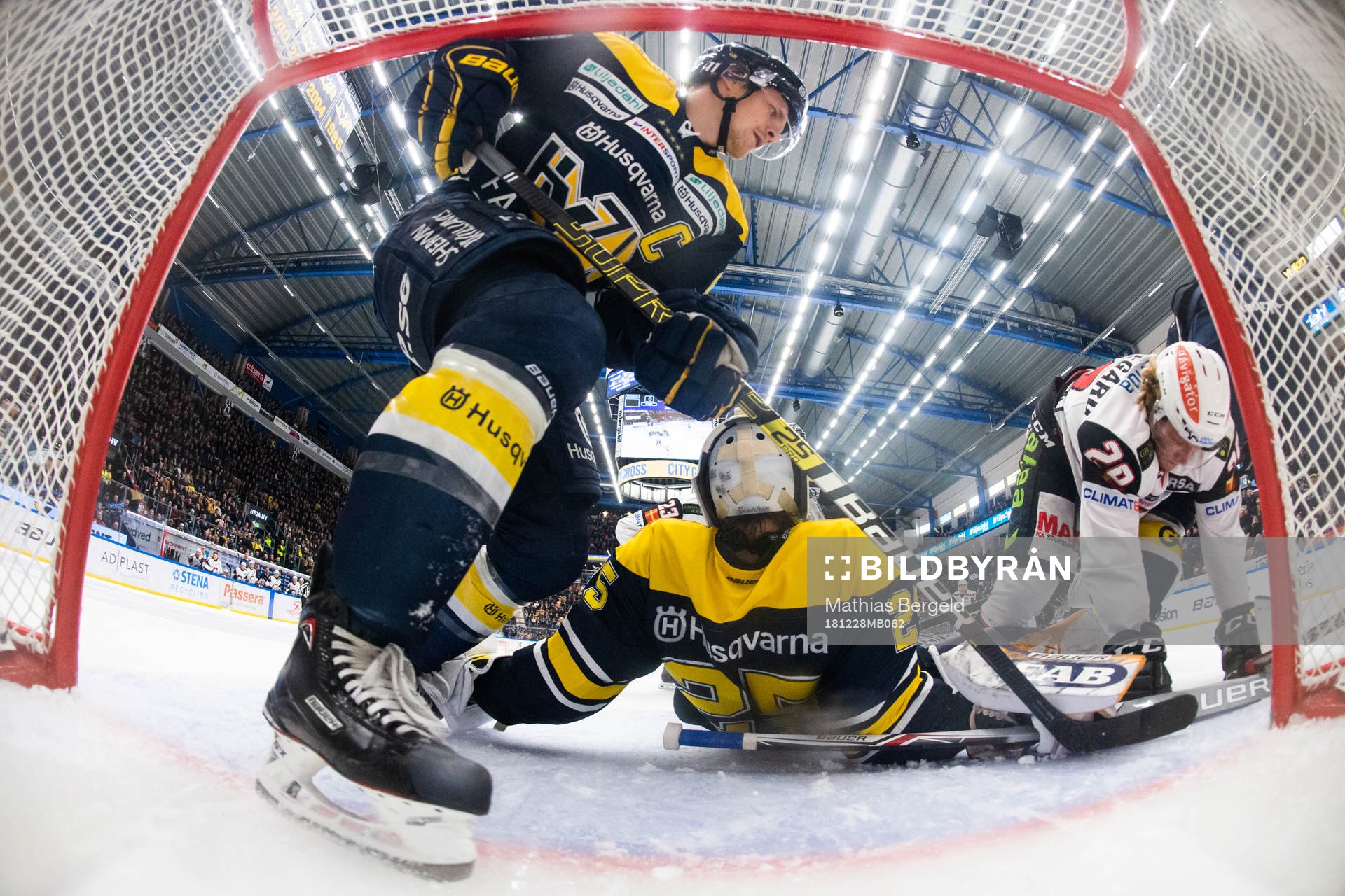 s Simon Önerud och målvakt Felix Sandström