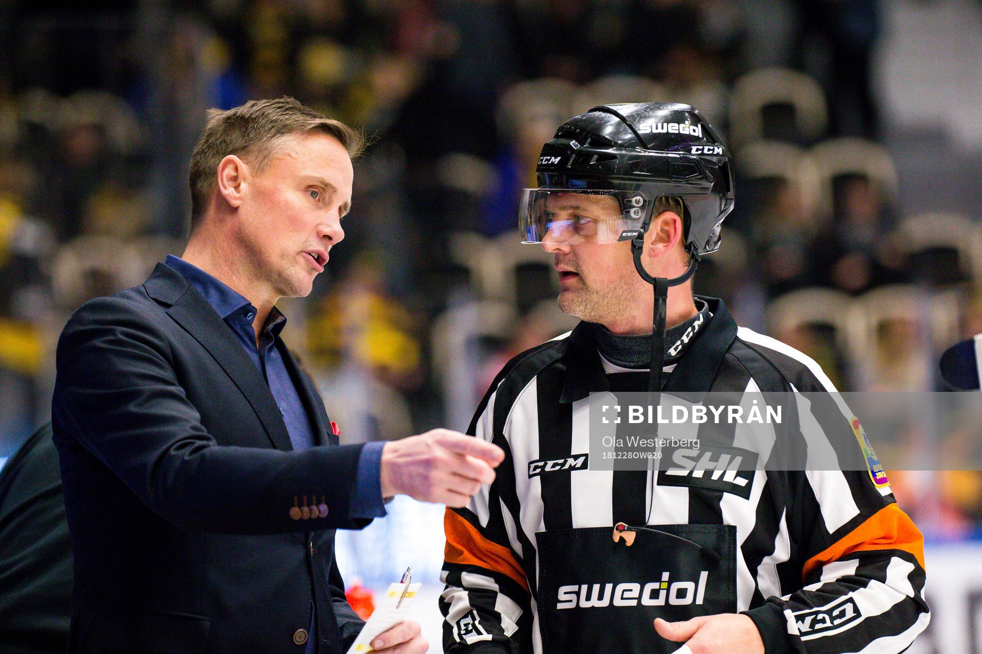Frölundas tränare Roger Rönnberg pratar med domare