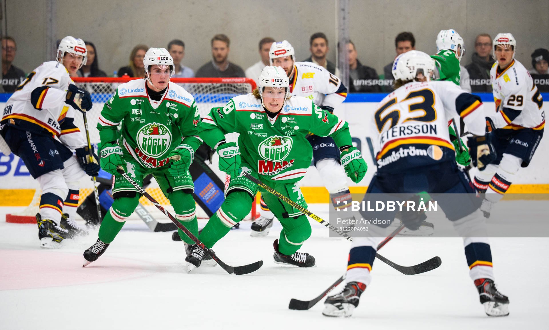 Rögles Nils Höglander och Erik Andersson försvarar mot