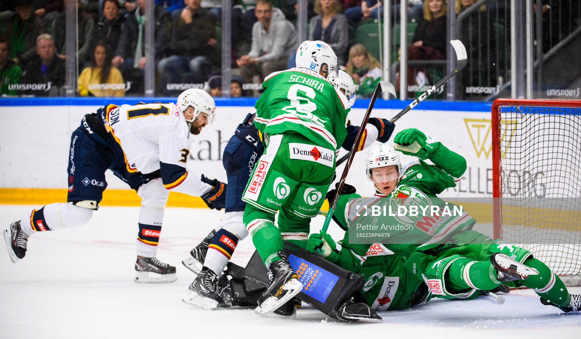 Rögles Daniel Bertov och Craig Schira försvarar kassen