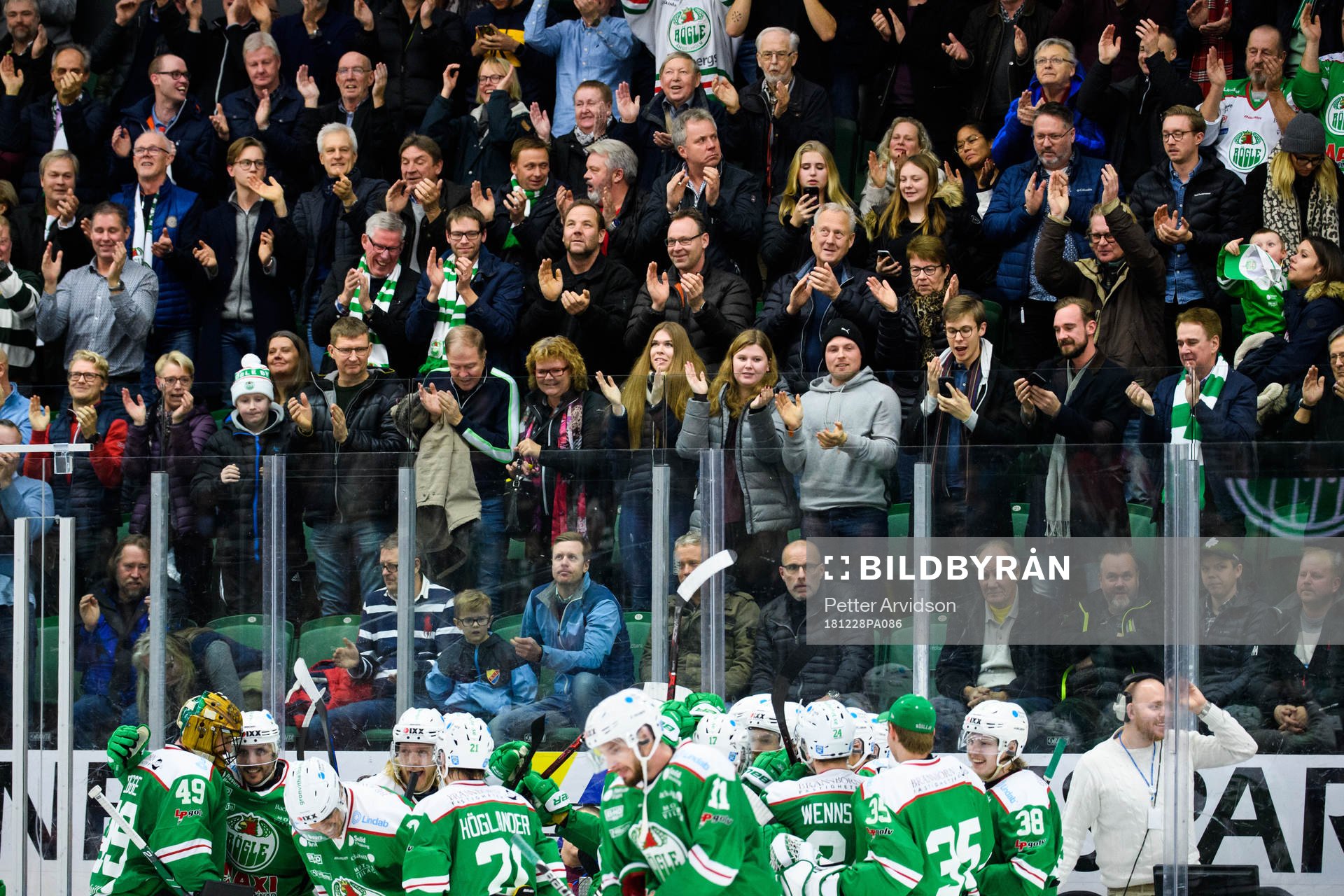 Rögles spelare och supportrar jublar