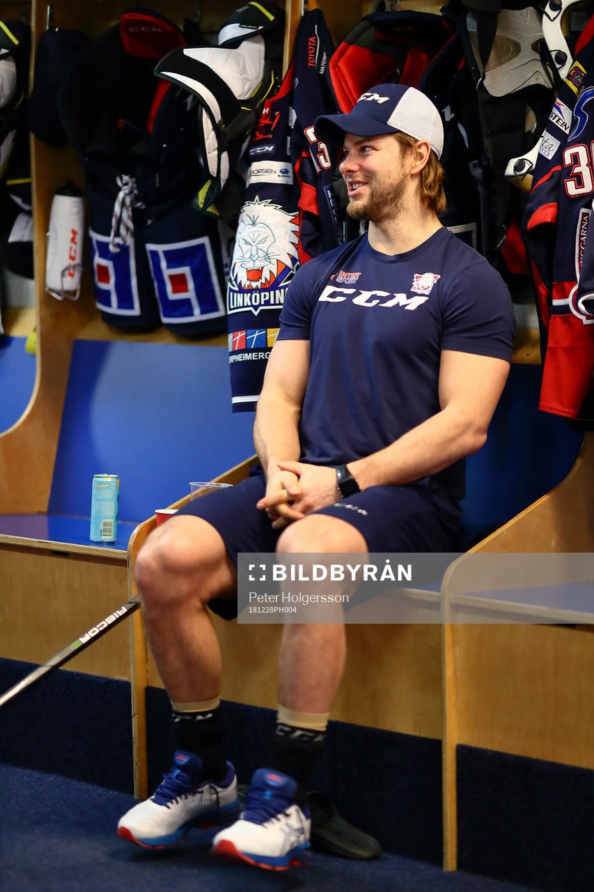 Linköpings Andrew Gordon före ishockeymatchen i SHL