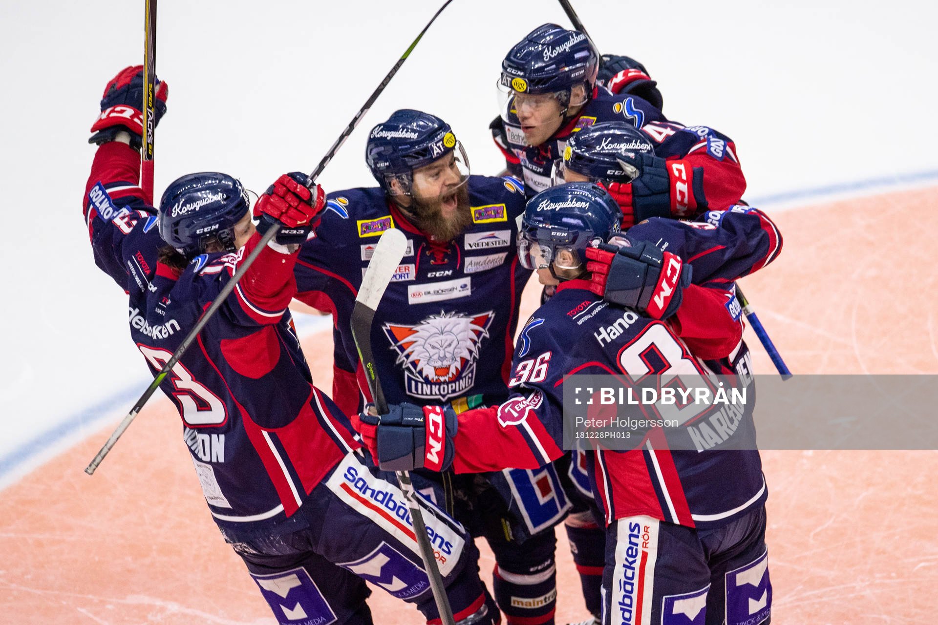 Linköpings Lukas Bengtsson jublar med lagkamrater
