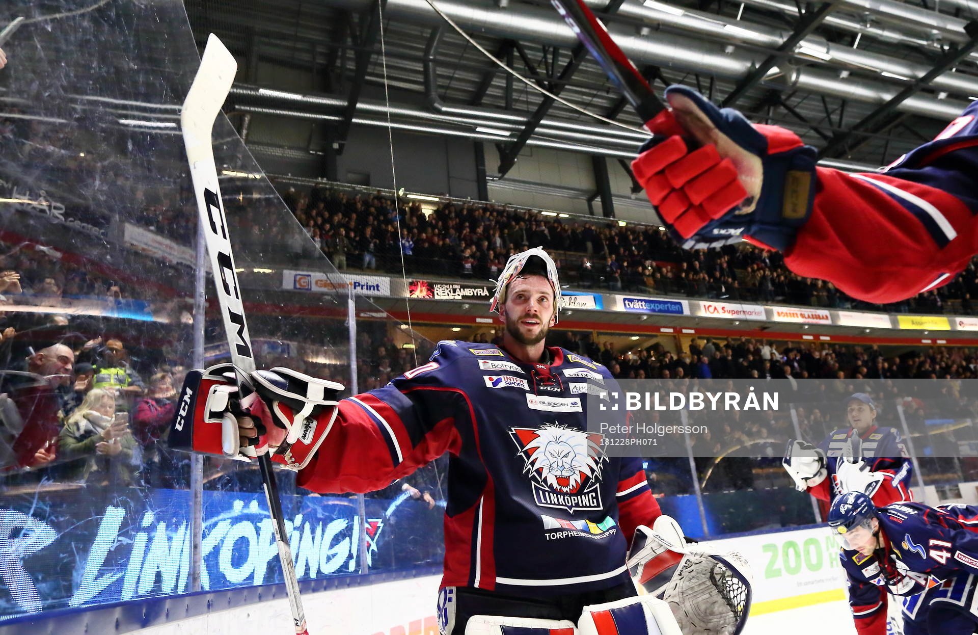 Linköpings målvakt Jonas Gustavsson jublar