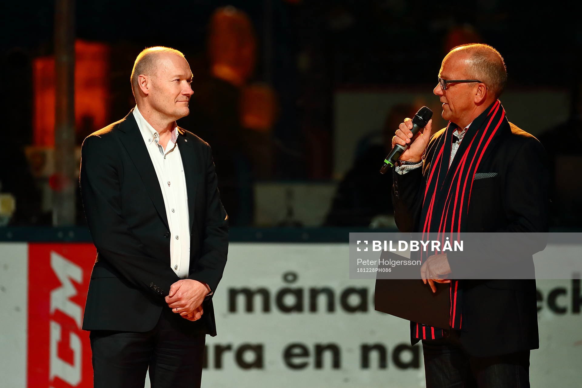 Klubbdirektör Anders Mäki avtackas av ordförande Roger