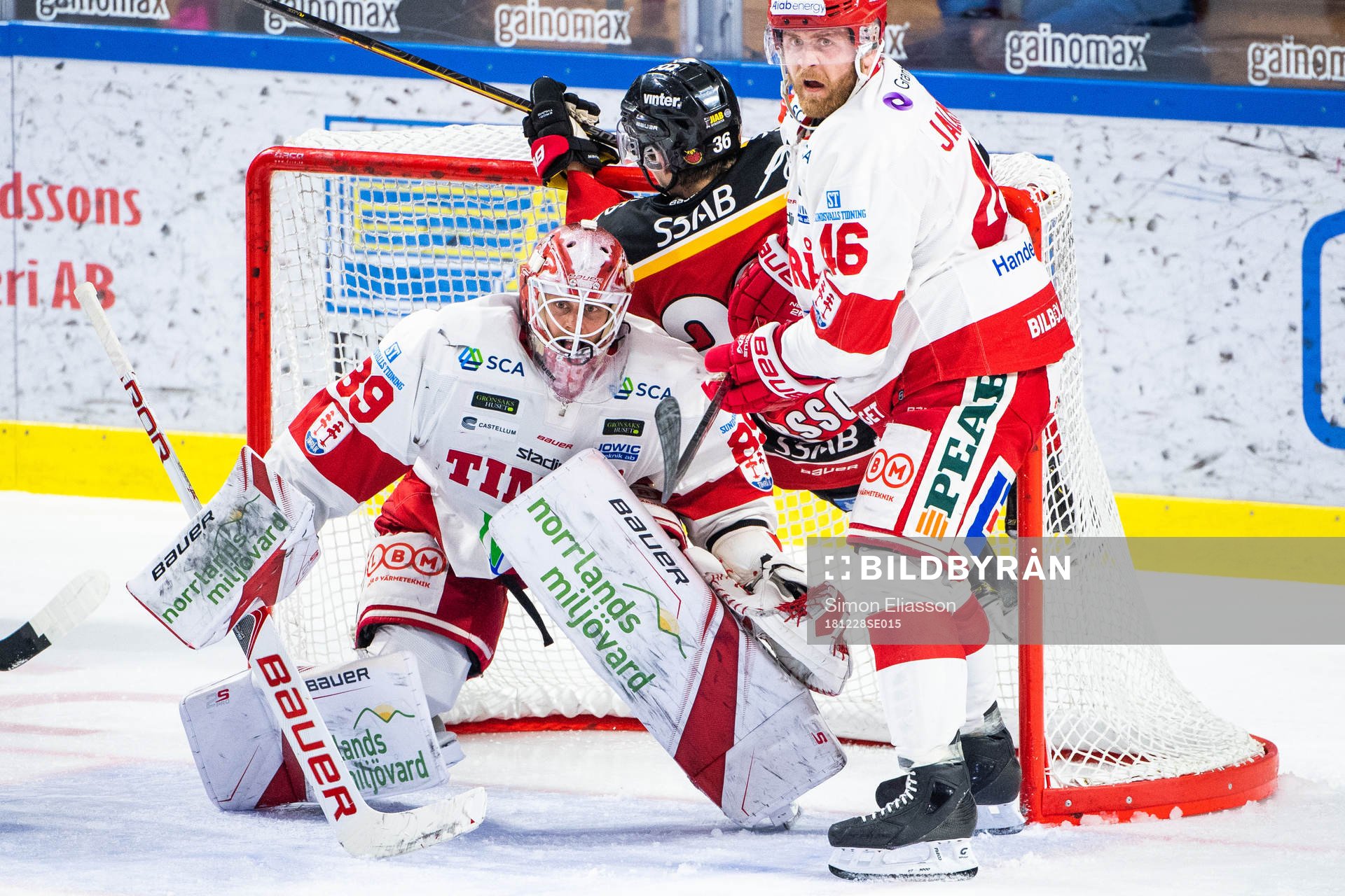 Timrås målvakt Niklas Svedberg, Luleås Emil Larsson och