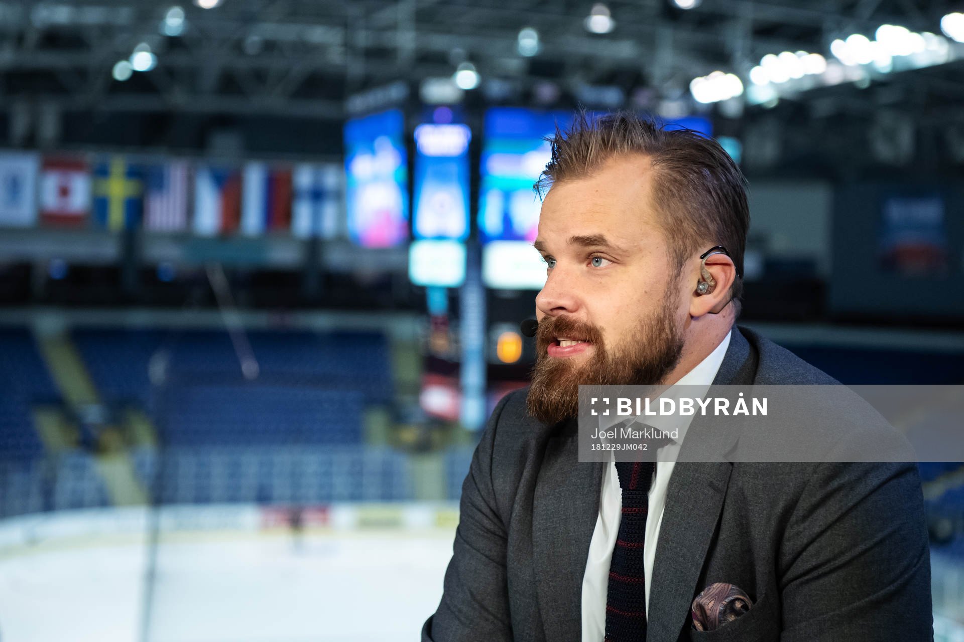 TV commentator Sanny Lindström in the C More tv studio