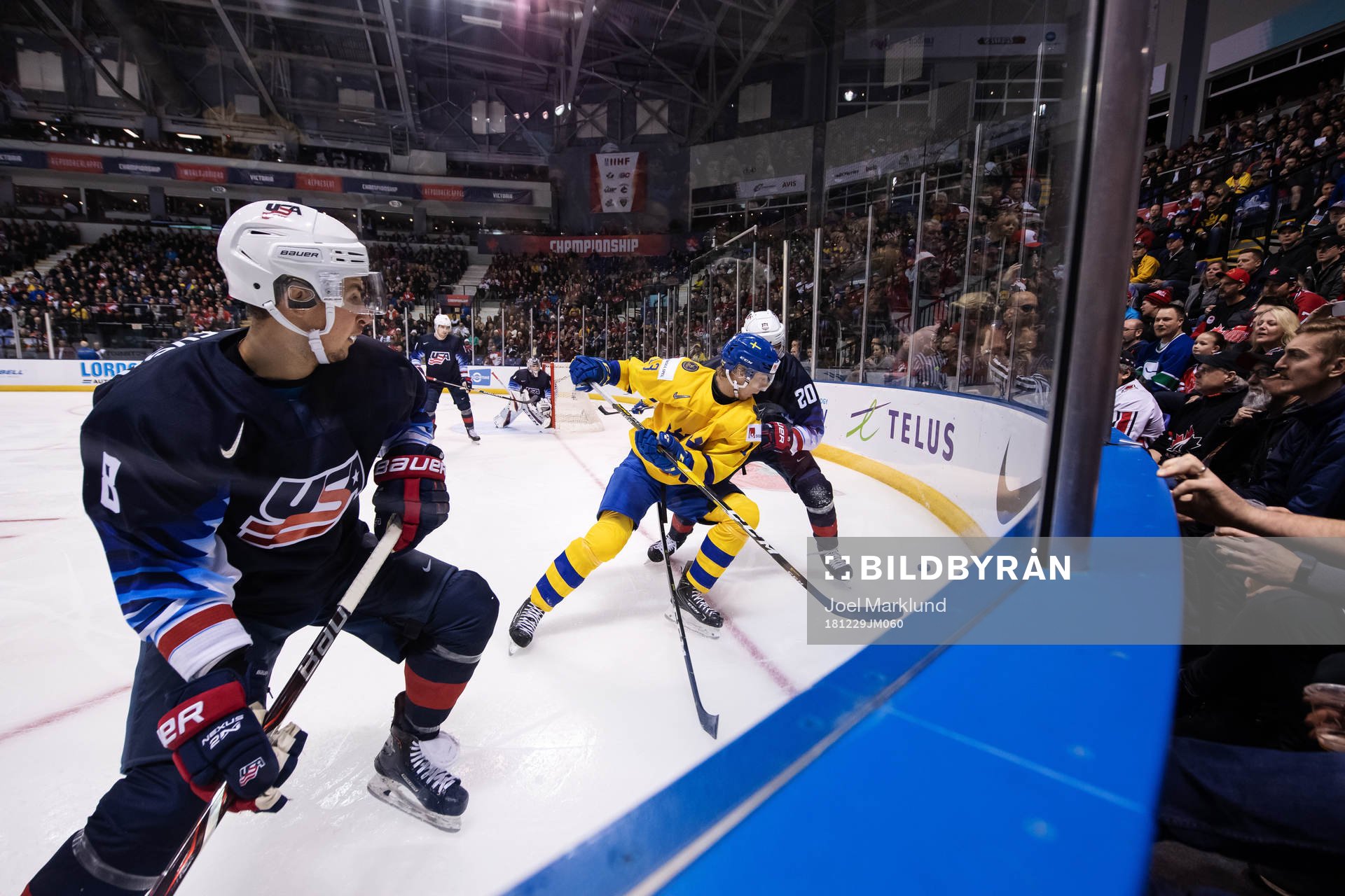 Alexander Chmelevski and K'Andre Miller of USA in action
