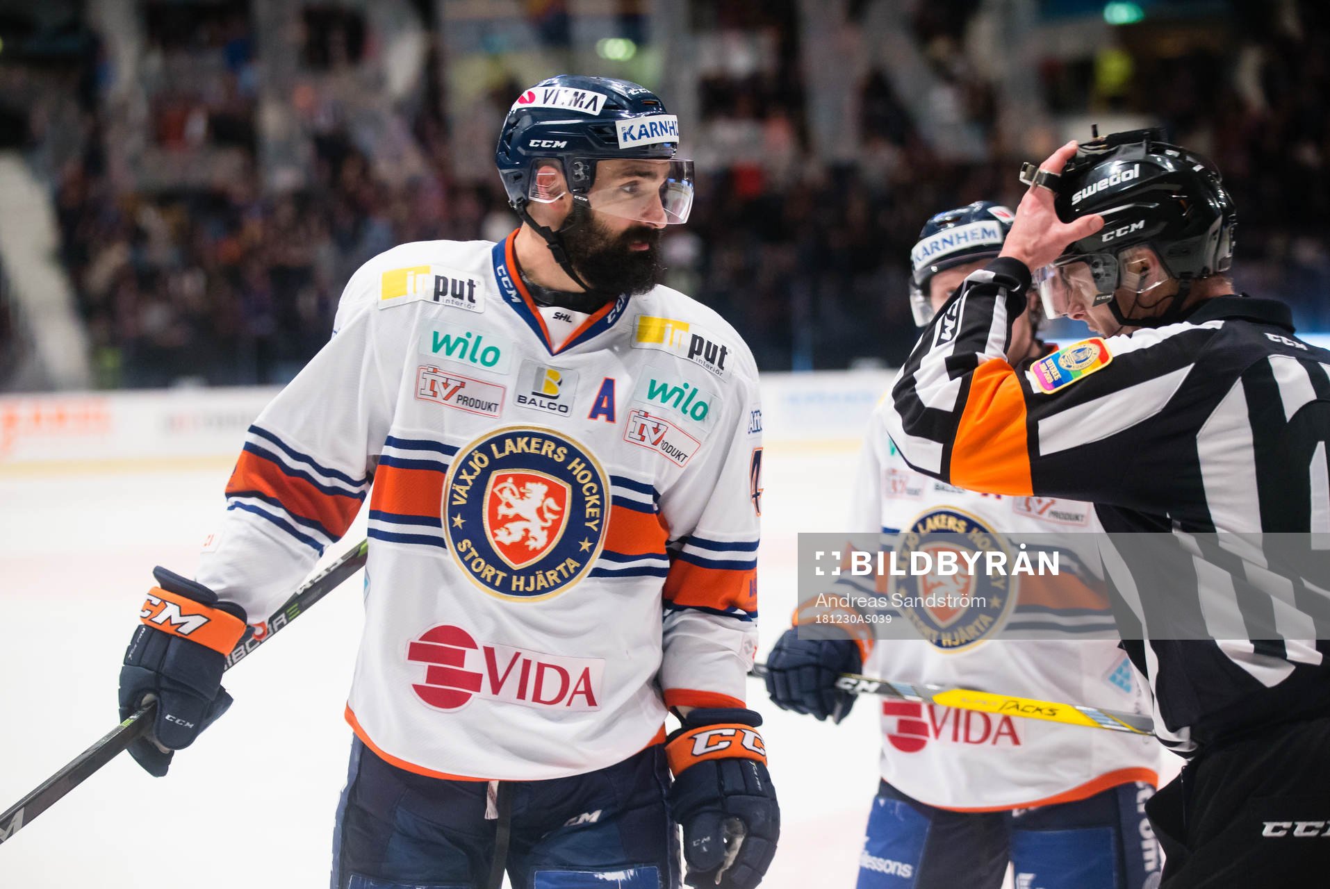 Växjös Daniel Rahimi diskuterar med Domare Mikael
