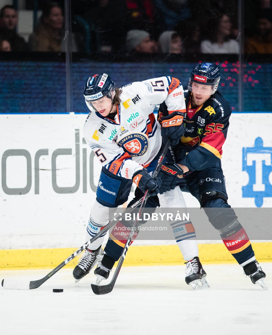 Växjös Dominik Bokk i kamp om pucken med Djurgårdens