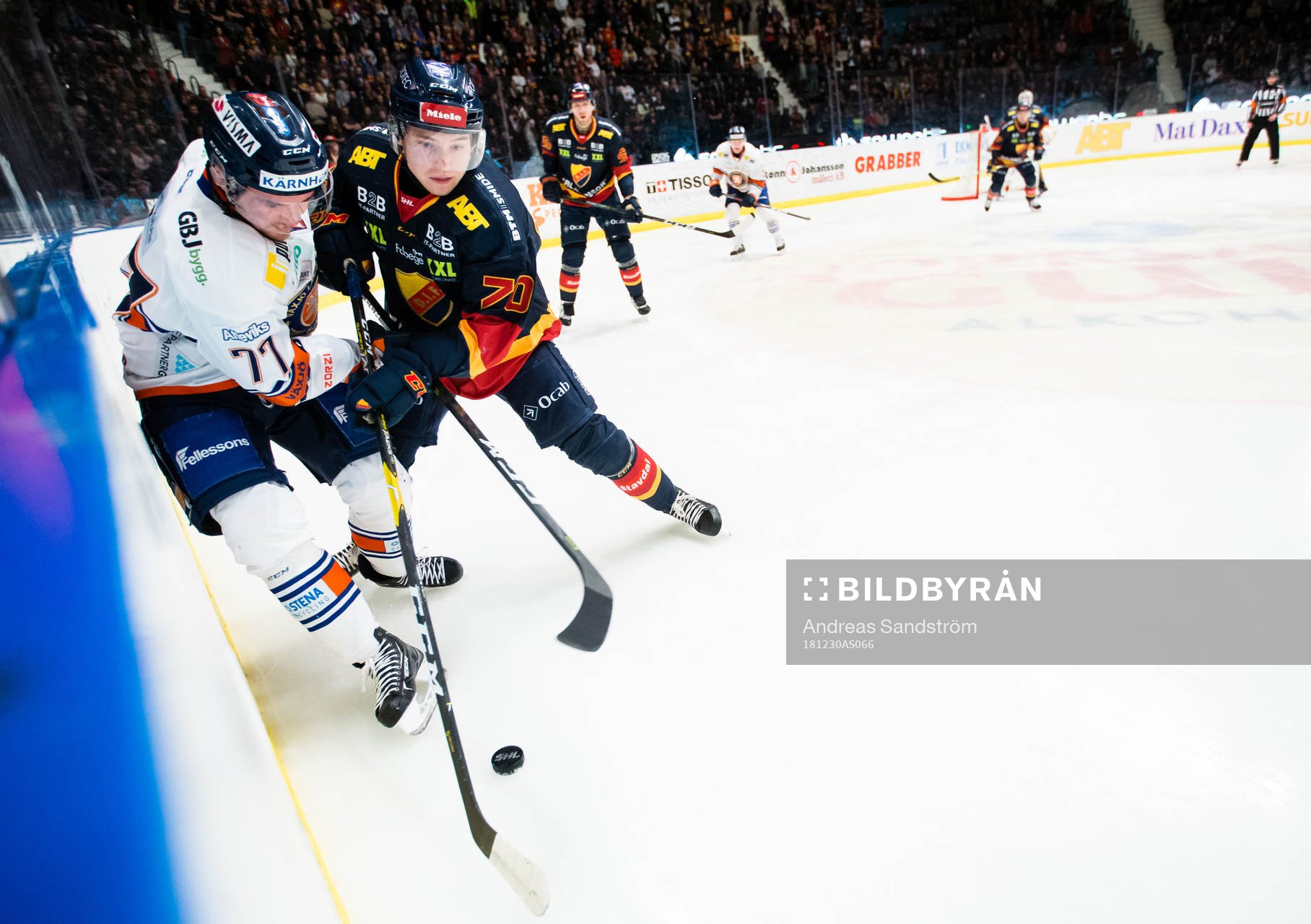 Växjös Pontus Netterberg i kamp om pucken med
